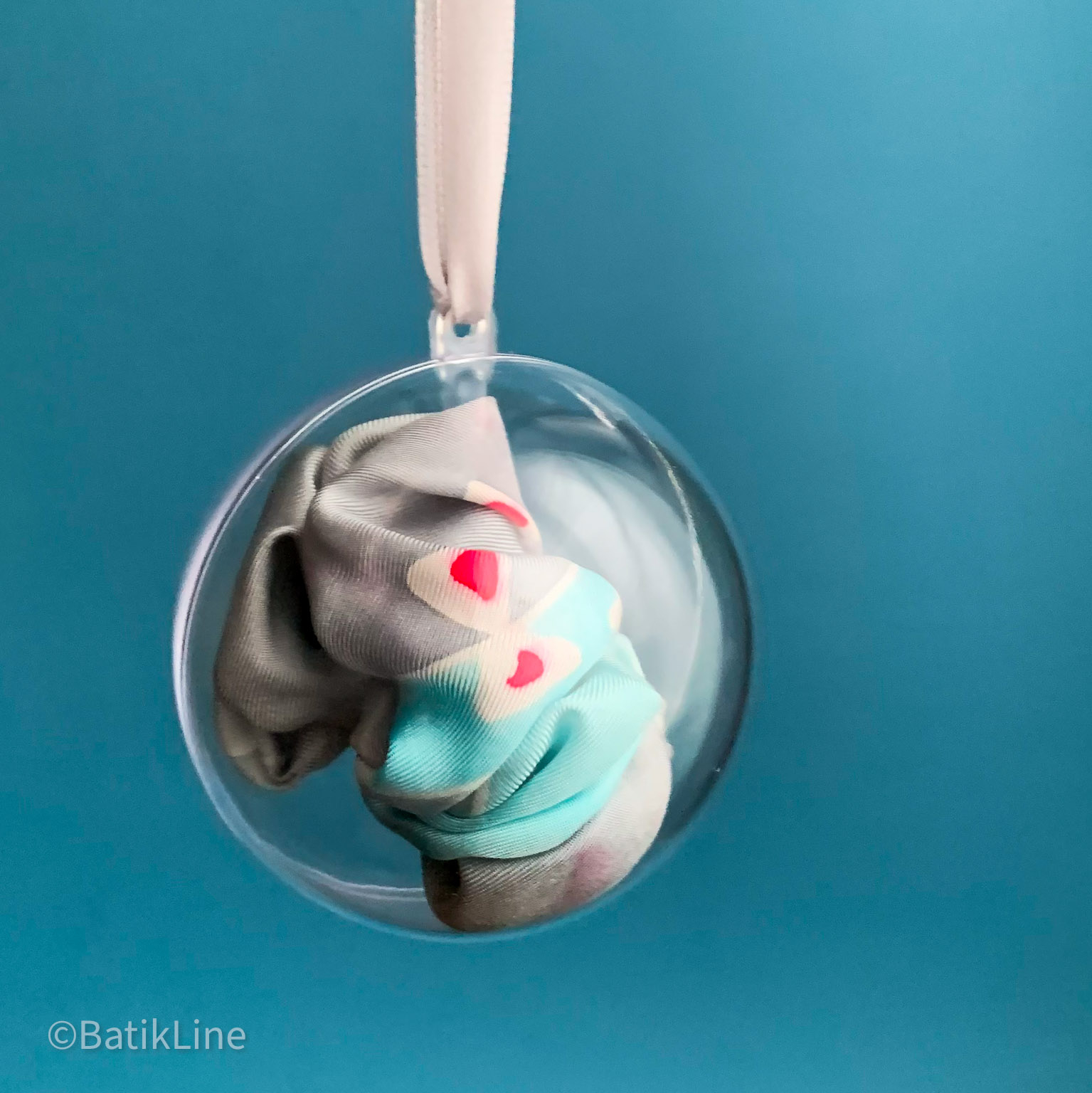 Новогодний шар с двумя шелковыми резинками для волос