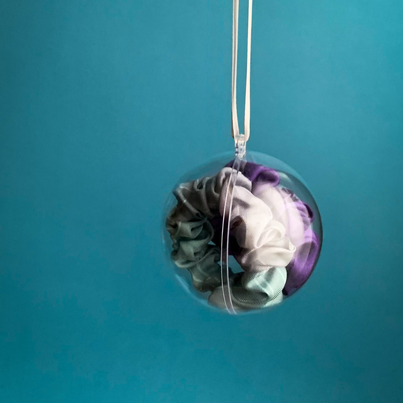 Набор из двух шёлковых резинок в новогоднем шаре