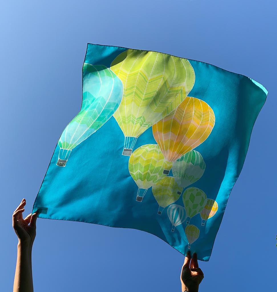 Платок шелковый расписной с воздушными шарами