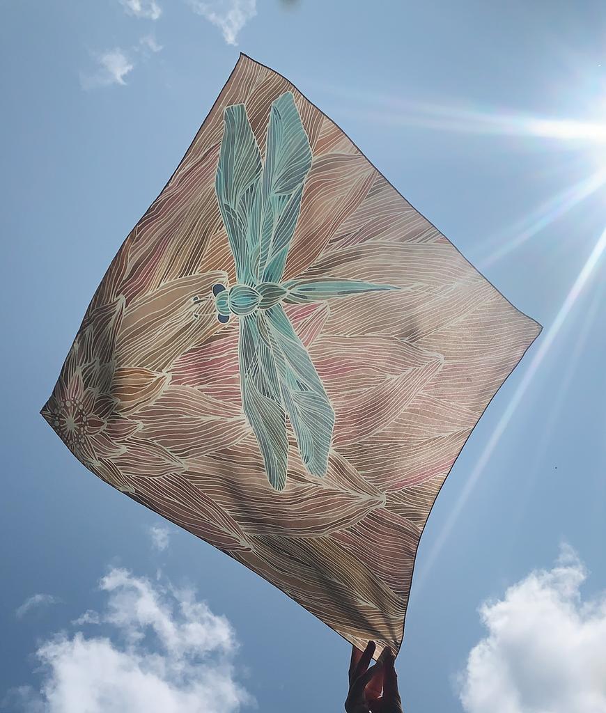 Шёлковый платок "Стрекоза на цветке”