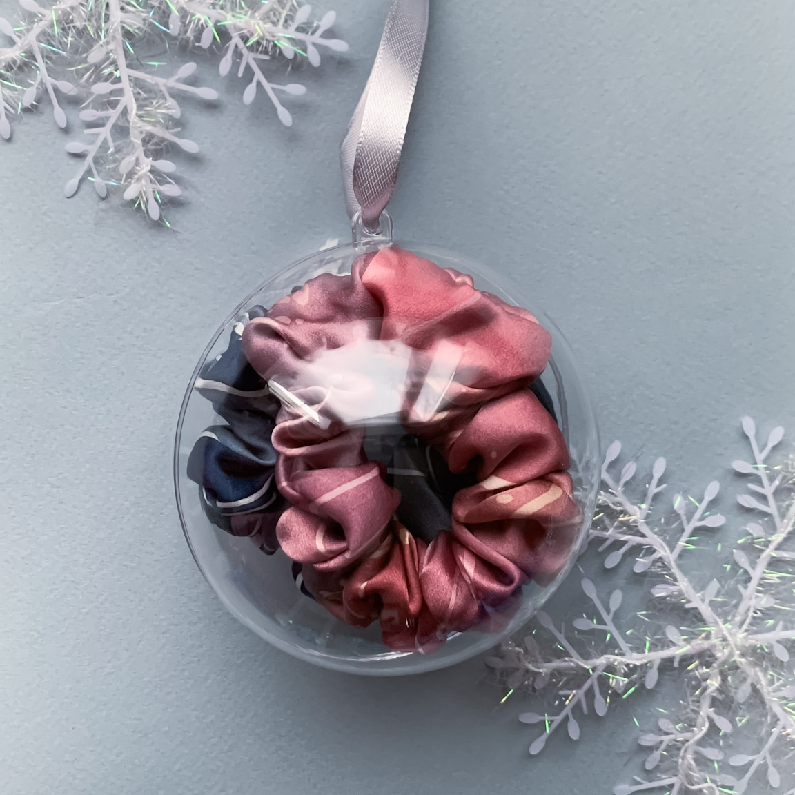 Набор шелковых резинок в новогоднем шаре