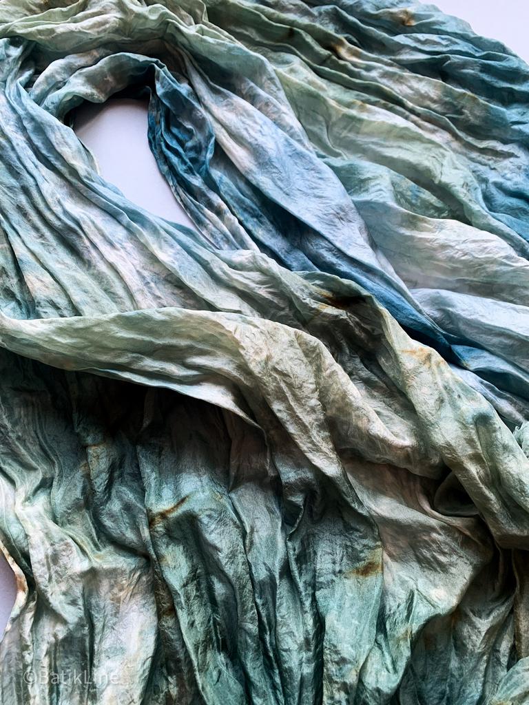 Жатый шелковый палантин окрашен вручную серо-голубой. Линия Батика