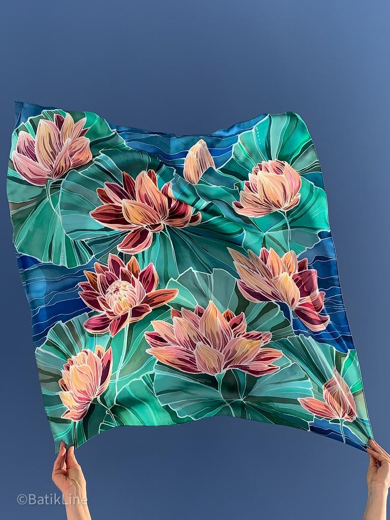 Атласный платок Ручная роспись Батик Лотосы