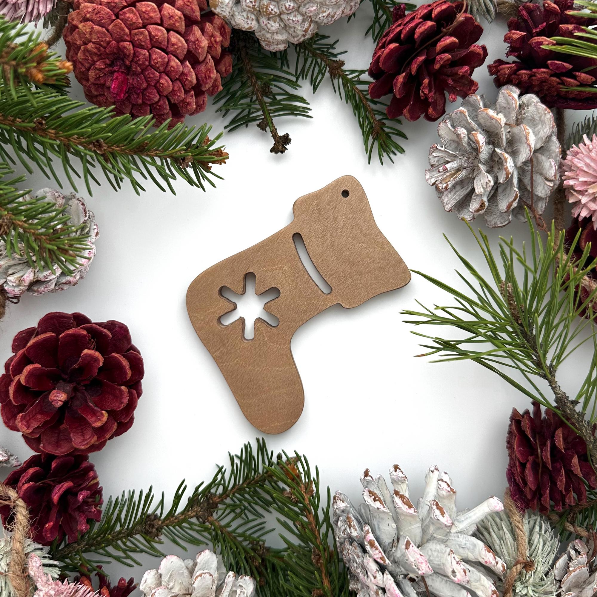 "Носок" (4 шт) Деревянная елочная игрушка из коллекции "Уют"