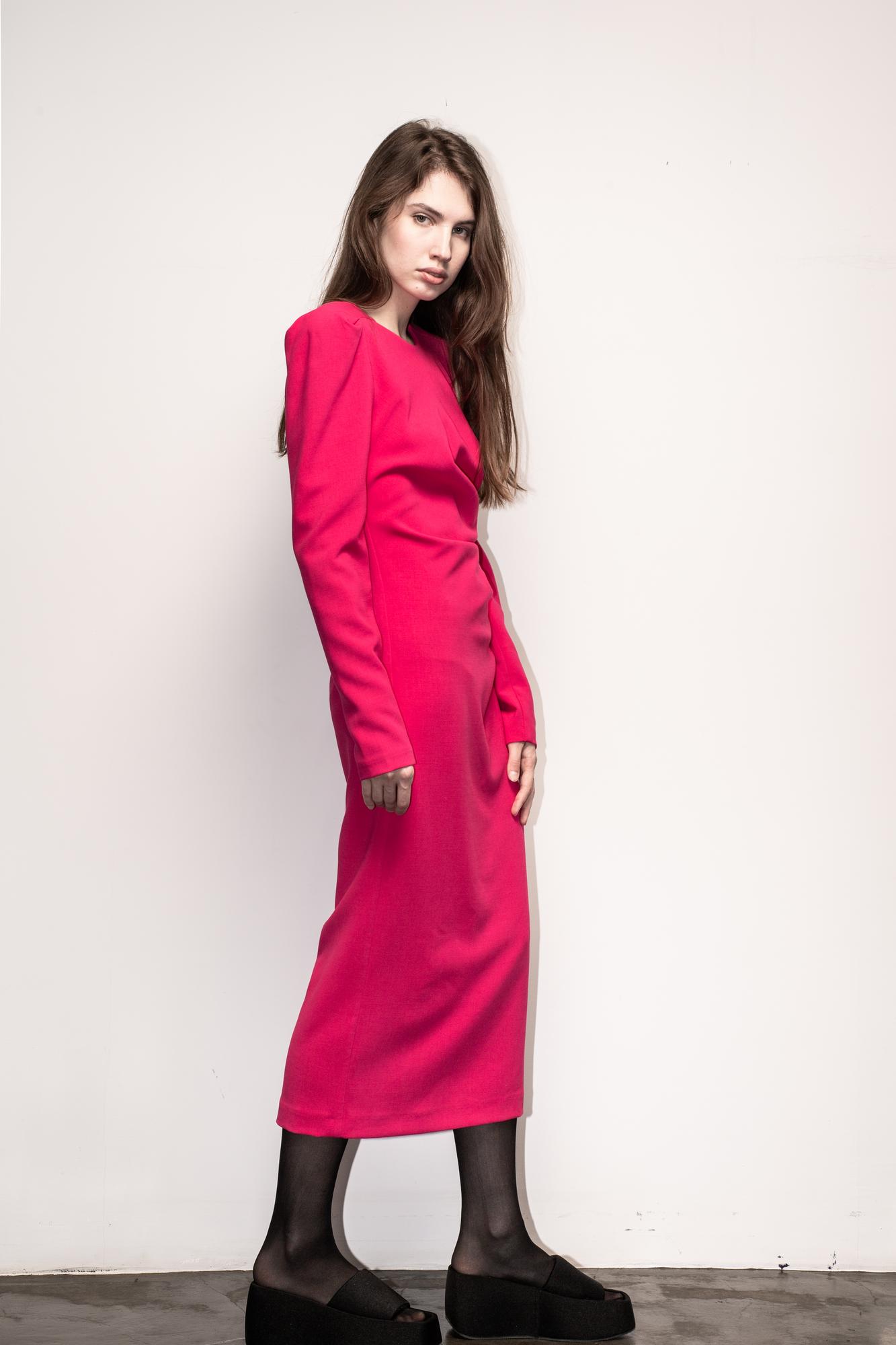 Платье с квадратными плечами фуксия