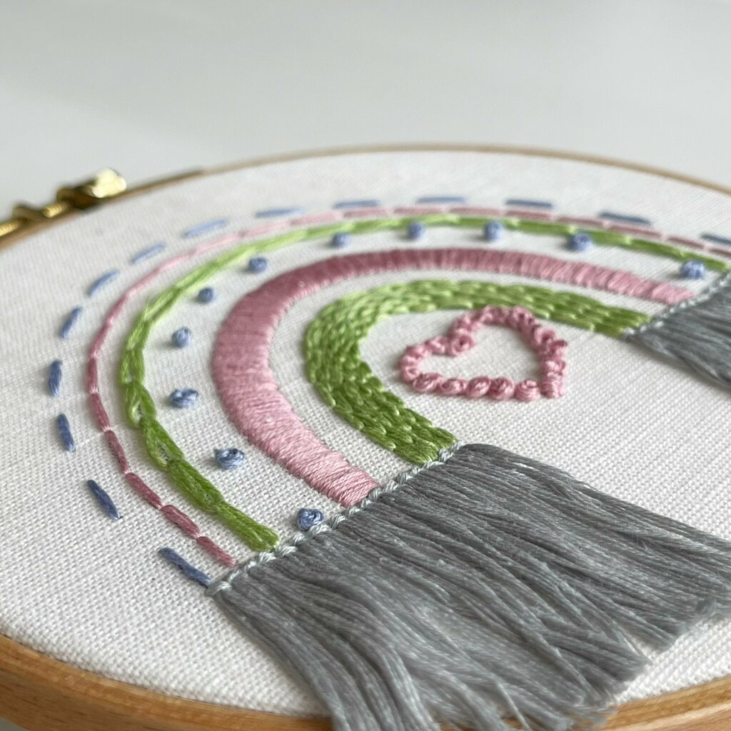 Бесплатная схема для вышивки  + видеоурок "Радуга" для пялец 15 см. Уровень сложности: низкий