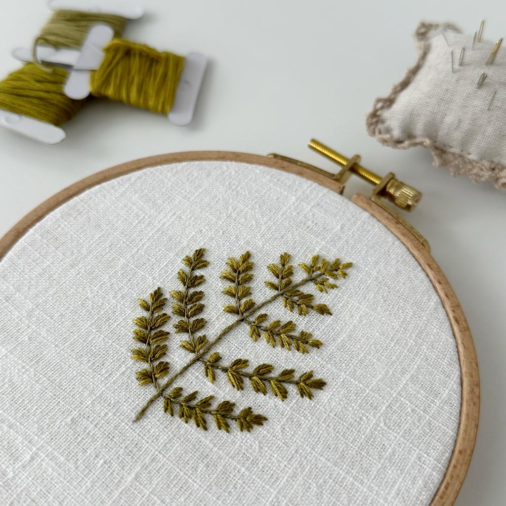 Бесплатная схема для вышивки "Папоротник" + видеоурок. Уровень сложности: низкий