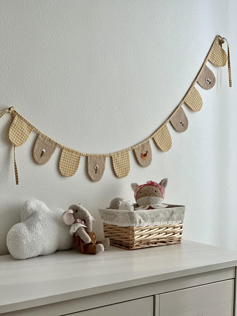 Текстильная гирлянда с ручной вышивкой