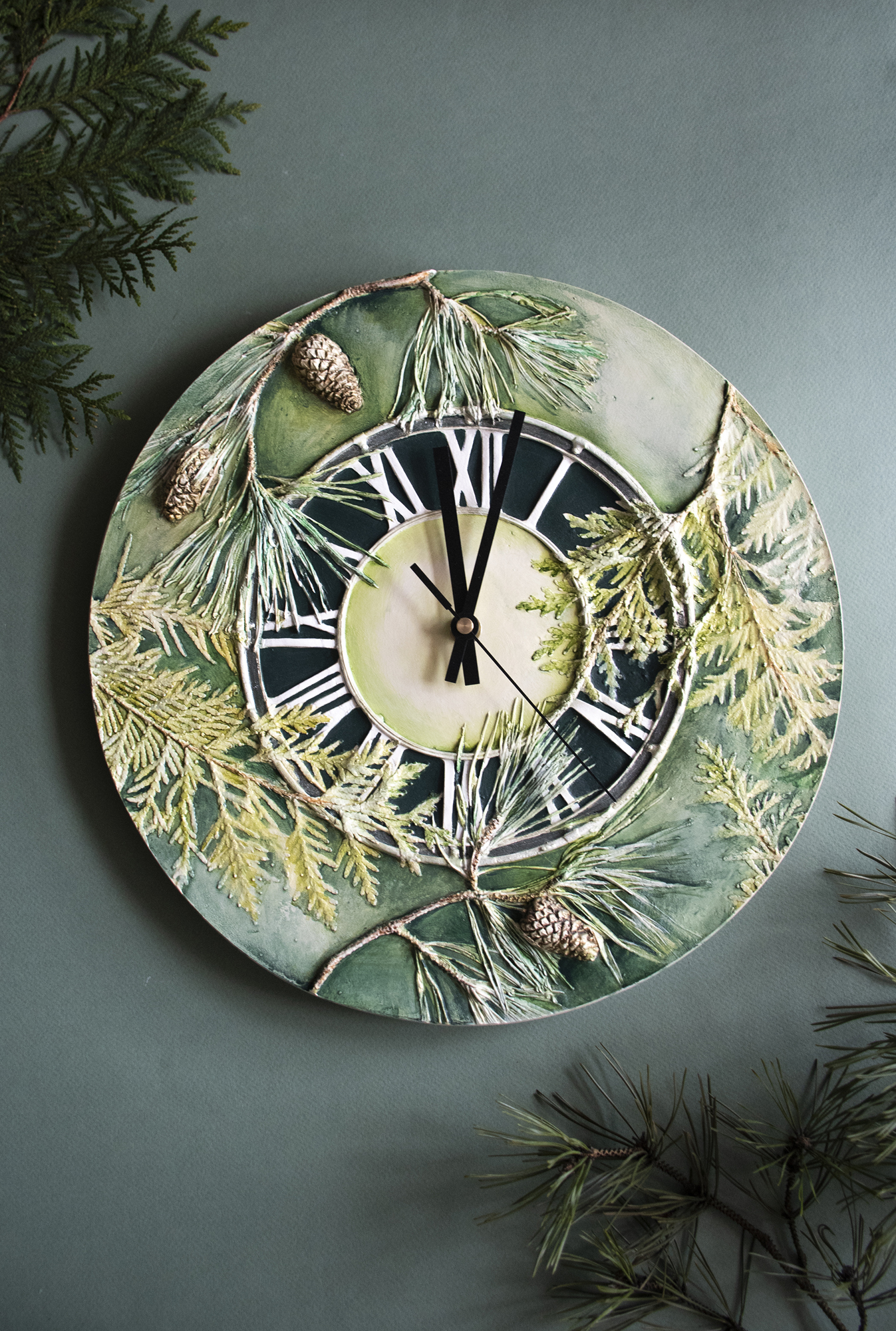 Часы "Хвойный лес"