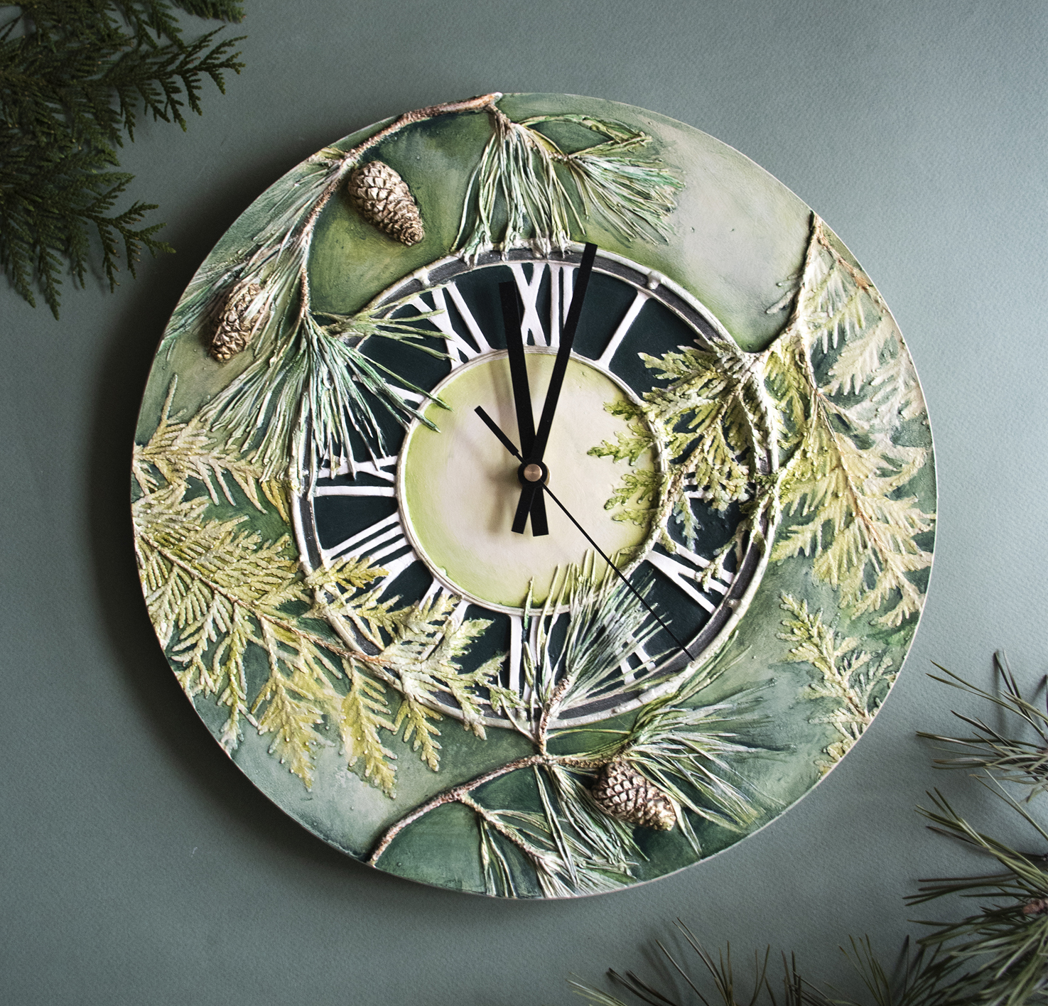 Часы "Хвойный лес"