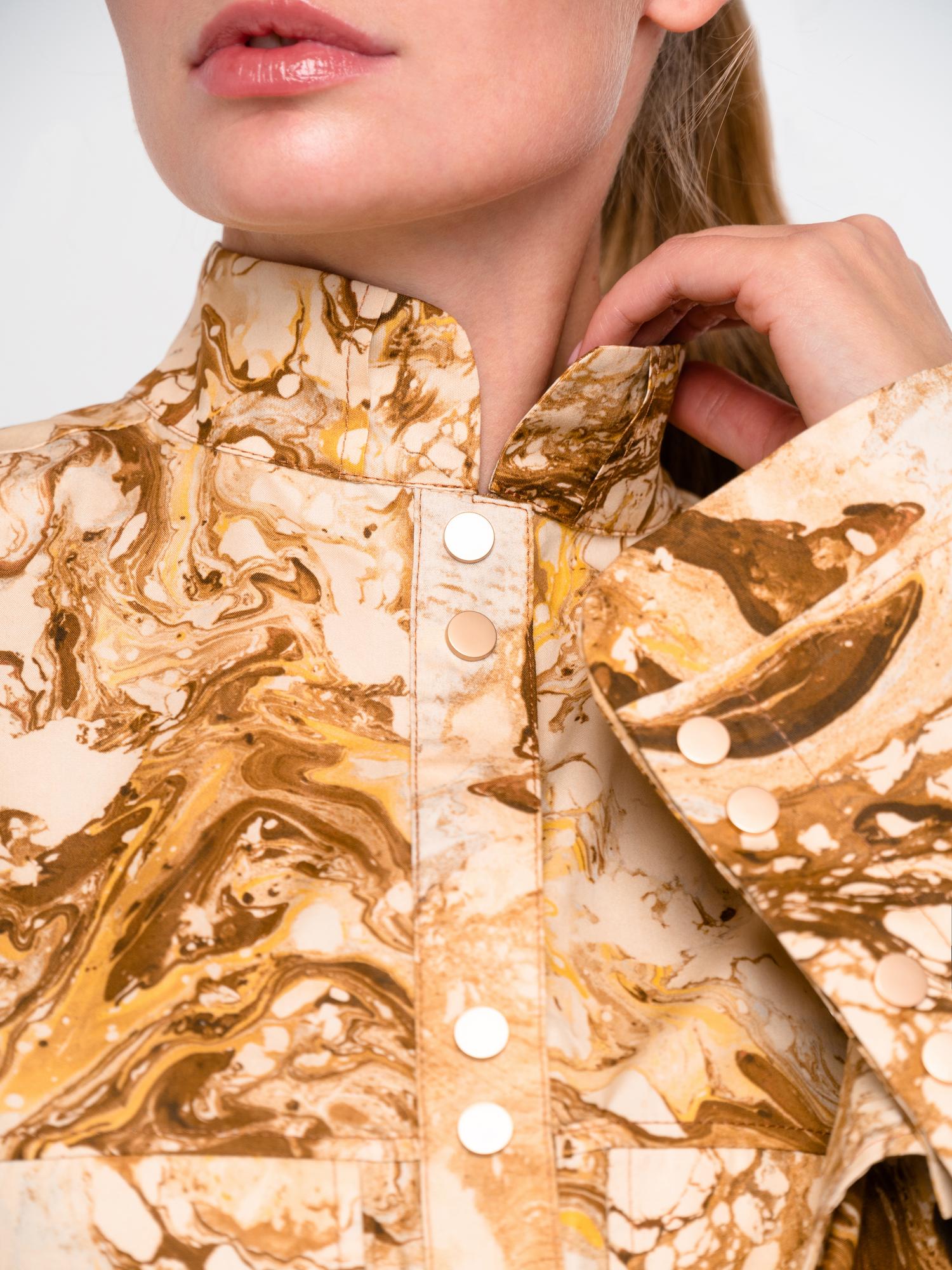 Рубашка удлиненная с манжетом-книжка и воротником-стойка. Многоцветный принт. Оттенки бежевого и коричневого.