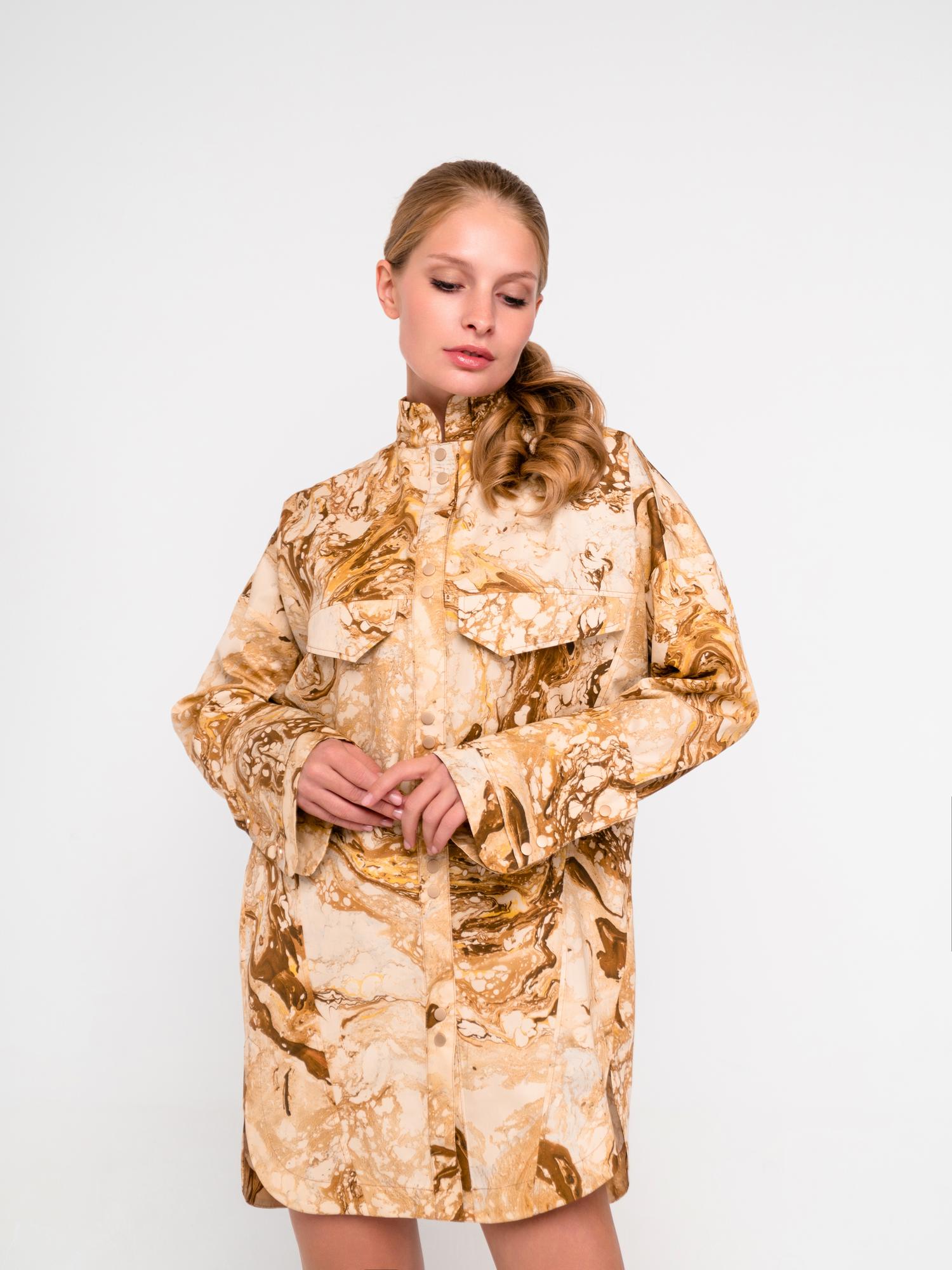 Рубашка удлиненная с манжетом-книжка и воротником-стойка. Многоцветный принт. Оттенки бежевого и коричневого.