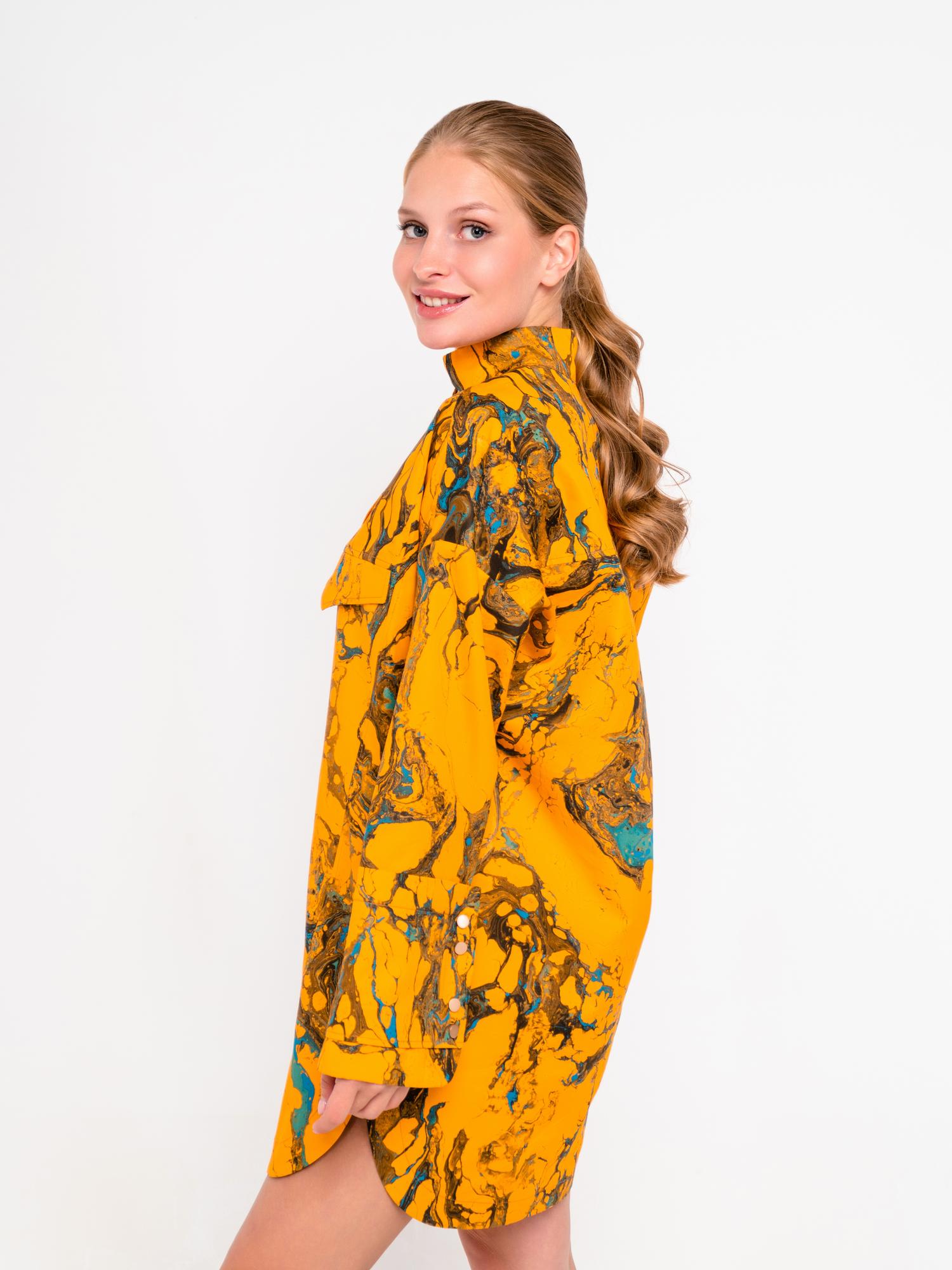 Рубашка удлиненная с манжетом-книжка и воротником-стойка. Многоцветный принт. Оттенки оранжевого и синего.