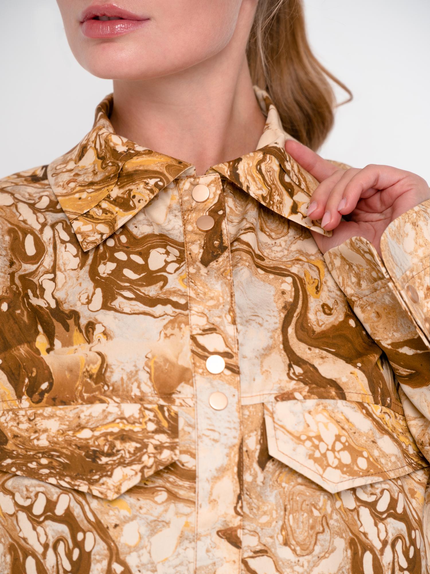 Рубашка удлиненная с манжетом-книжка. Отложной воротник на стойке. Многоцветный принт. Оттенки бежевого и коричневого.