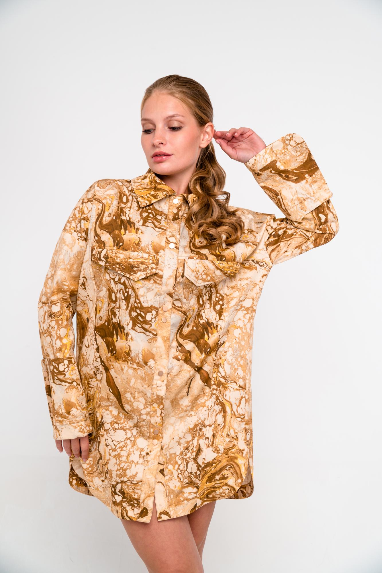 Рубашка удлиненная с манжетом-книжка. Отложной воротник на стойке. Многоцветный принт. Оттенки бежевого и коричневого.