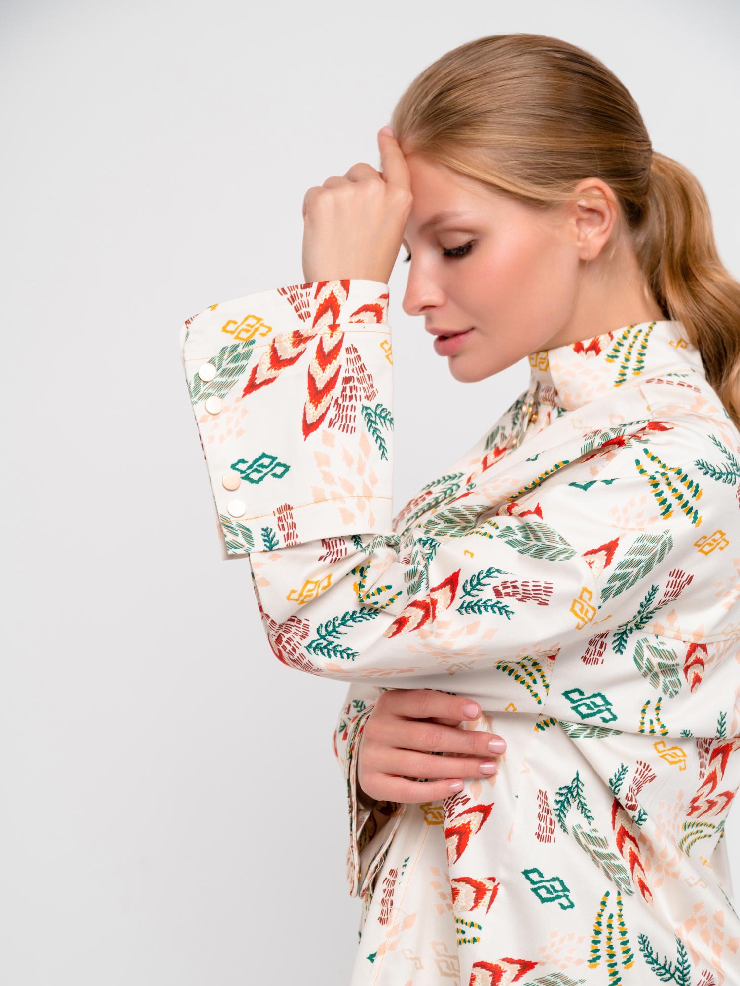 Рубашка удлиненная с манжетом-книжка и воротником-стойка. Растительный принт на молочном фоне.