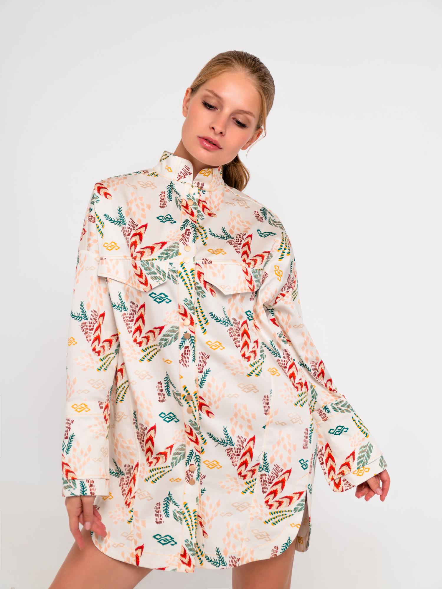 Рубашка удлиненная с манжетом-книжка и воротником-стойка. Растительный принт на молочном фоне.
