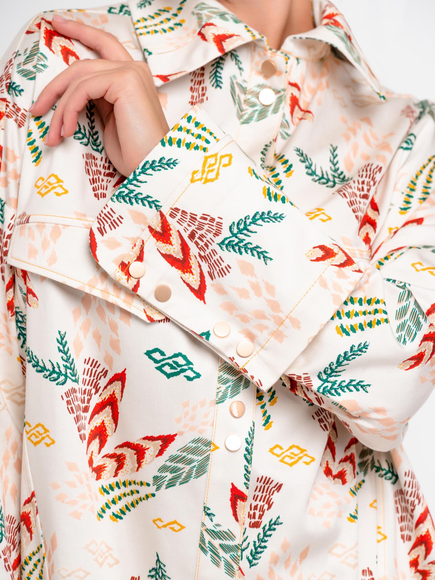 Рубашка удлиненная с манжетом-книжка. Отложной воротник на стойке. Растительный принт на молочном фоне..