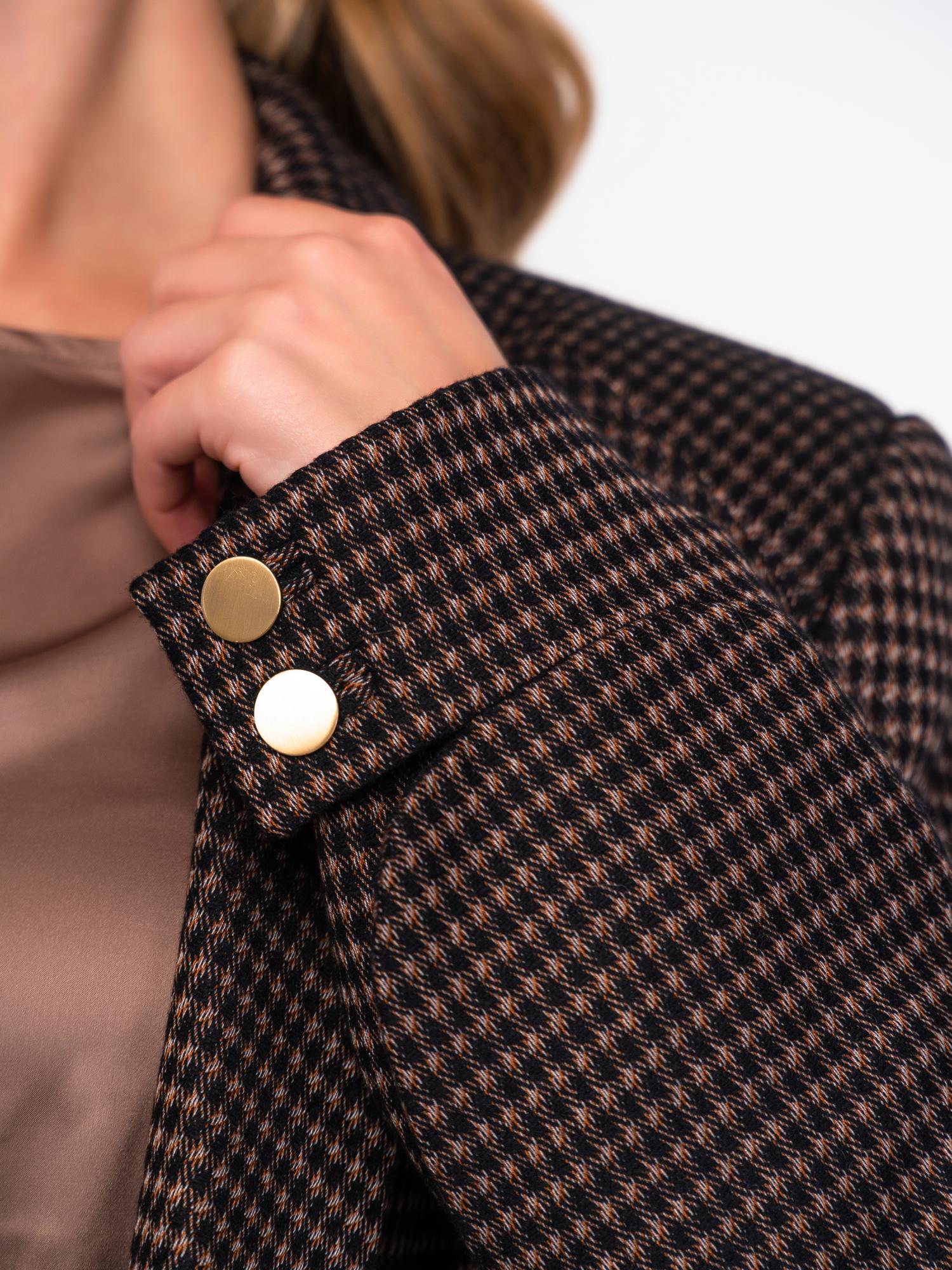 Жакет двубортный с дизайнерской шлицей на рукаве