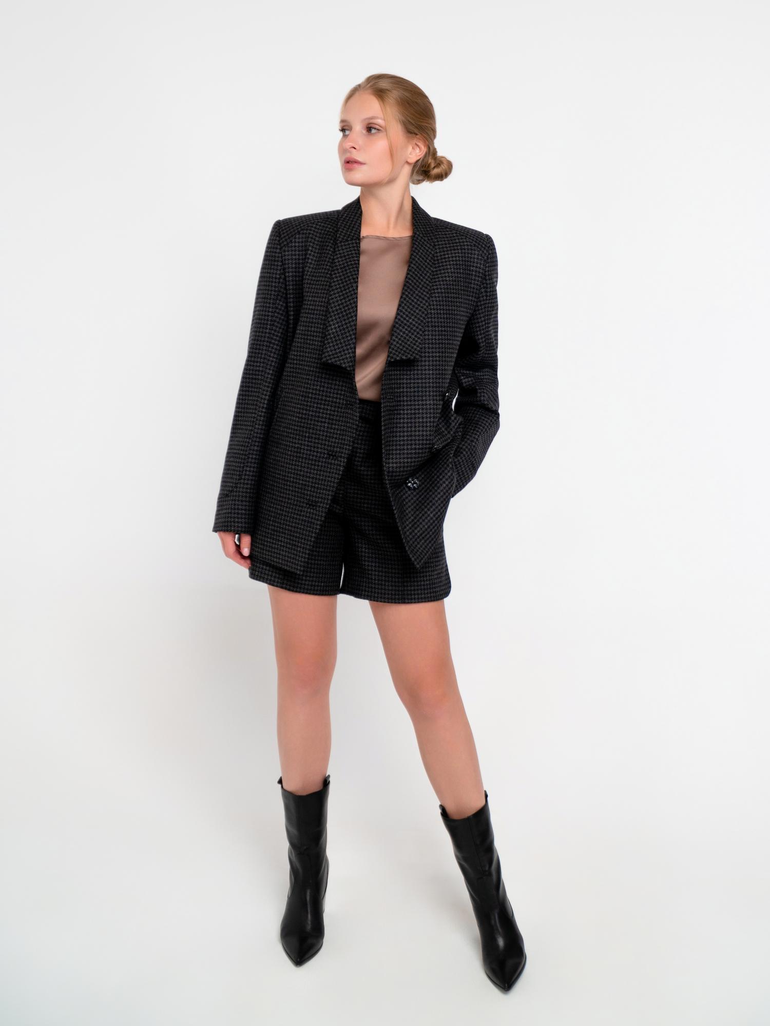 Жакет с дизайнерской шлицей на рукаве