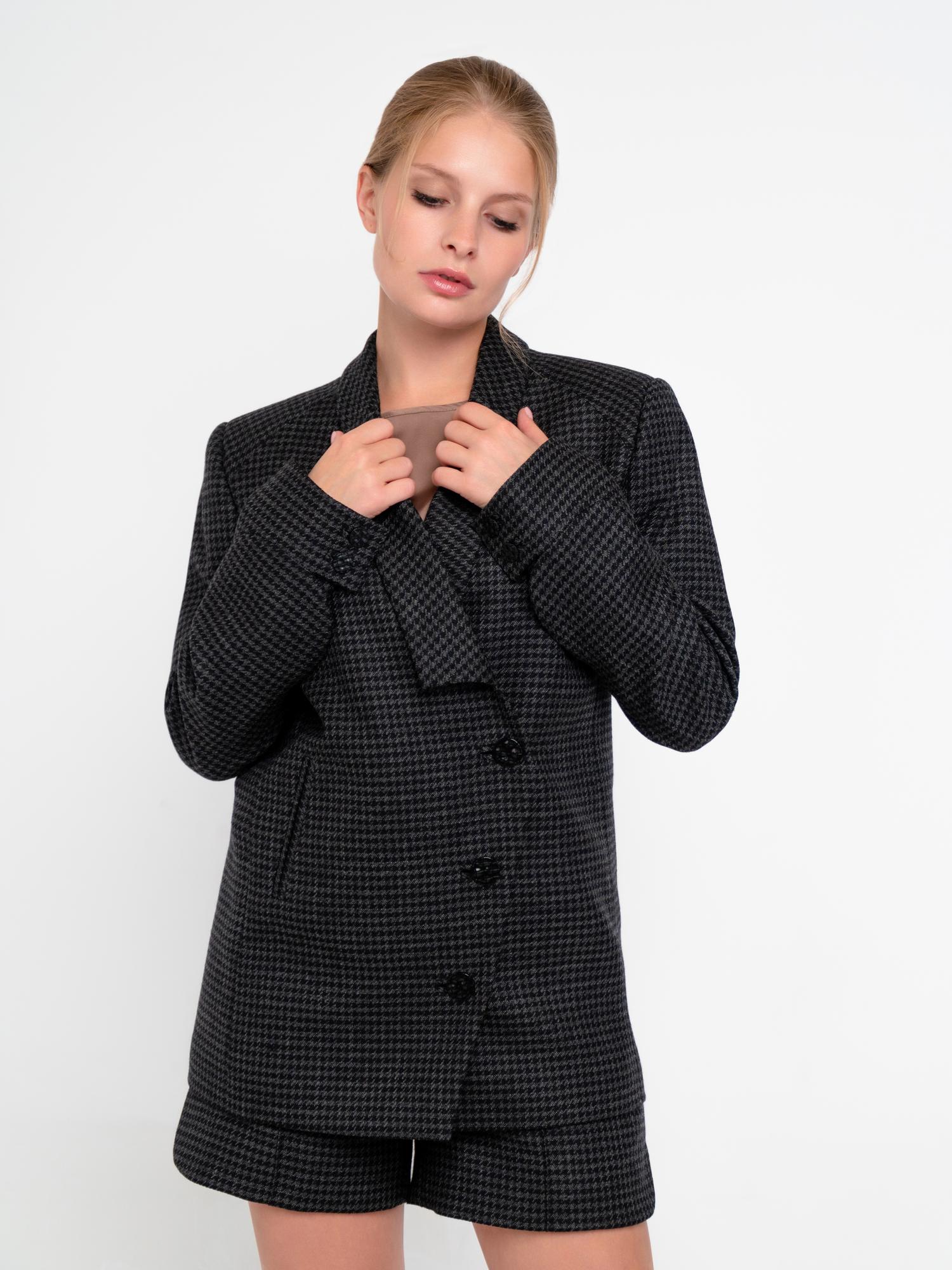 Жакет с дизайнерской шлицей на рукаве