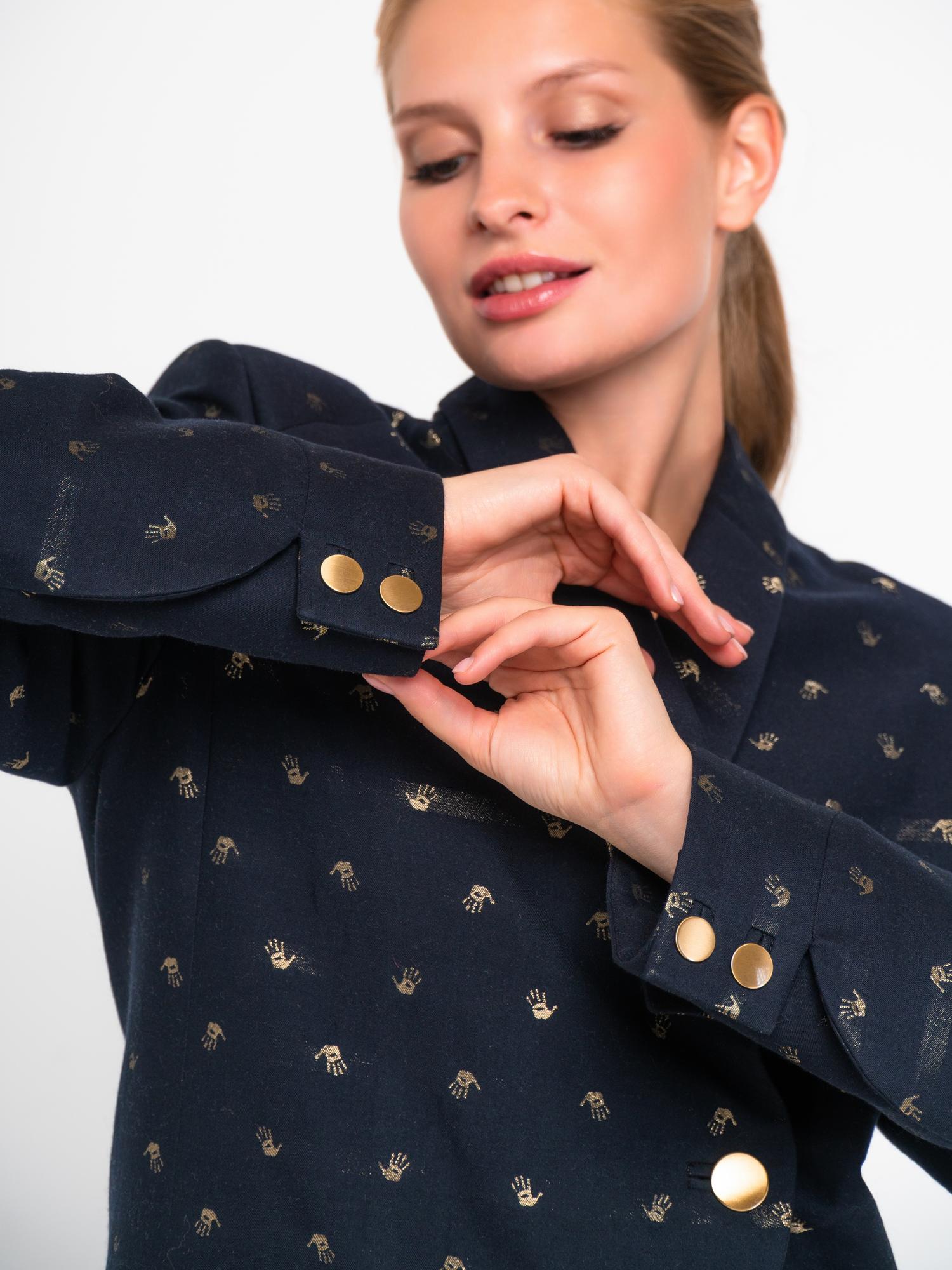 Платье-пиджак в городском стиле с застежкой по косой и дизайнерской шлицей на рукаве