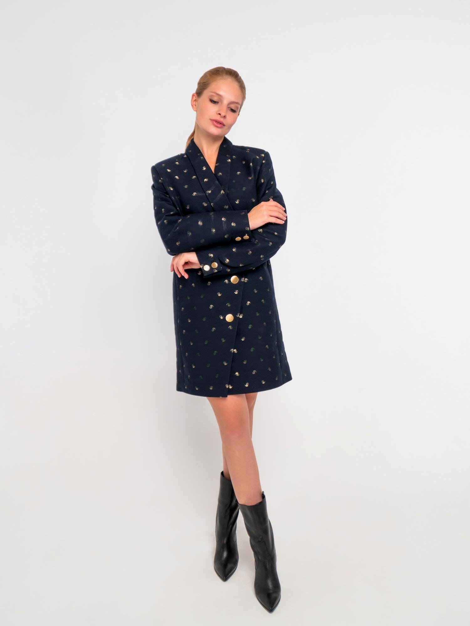 Платье-пиджак в городском стиле с застежкой по косой и дизайнерской шлицей на рукаве