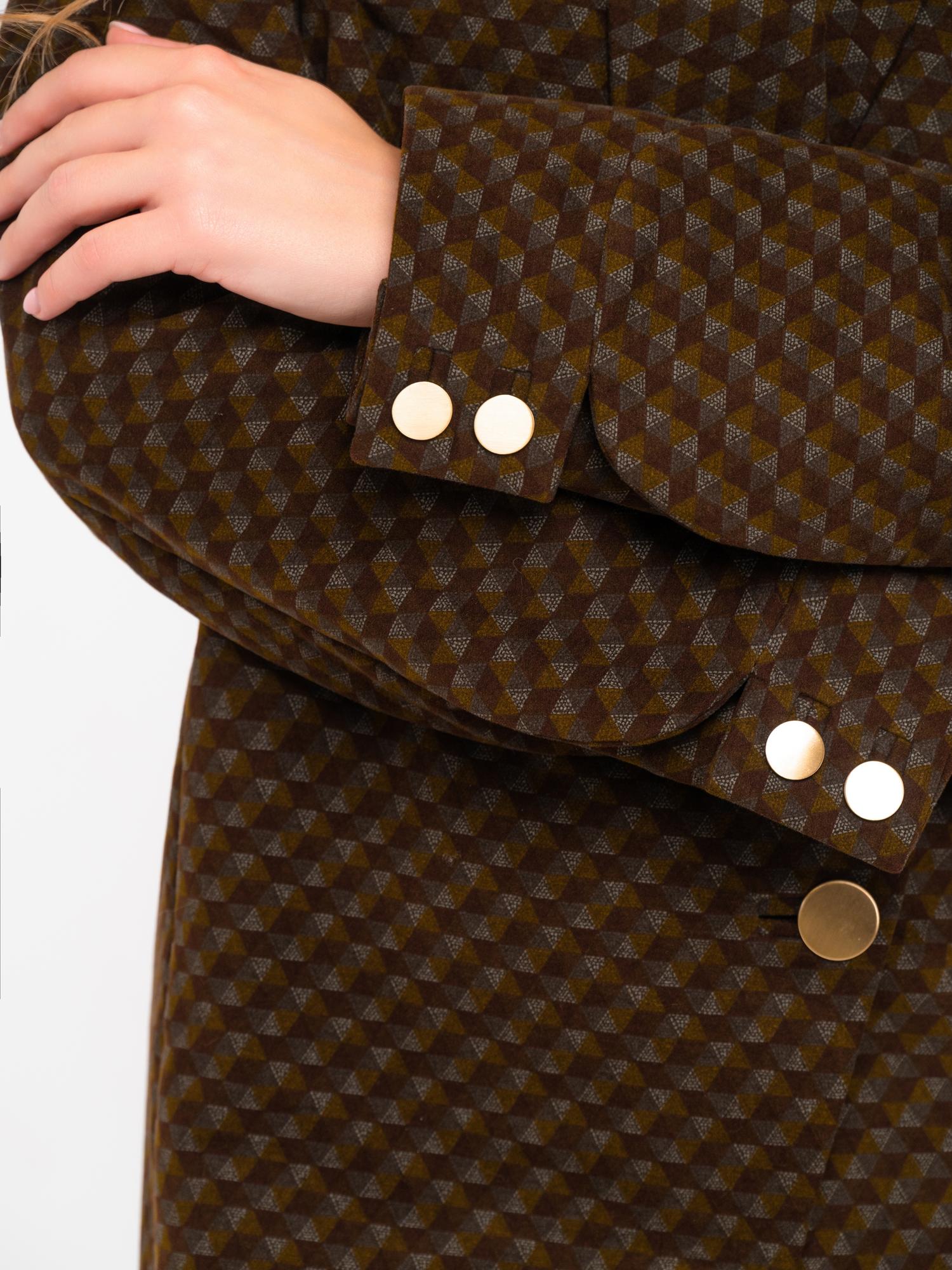 Платье-пиджак с застежкой по косой и дизайнерской шлицей на рукавах