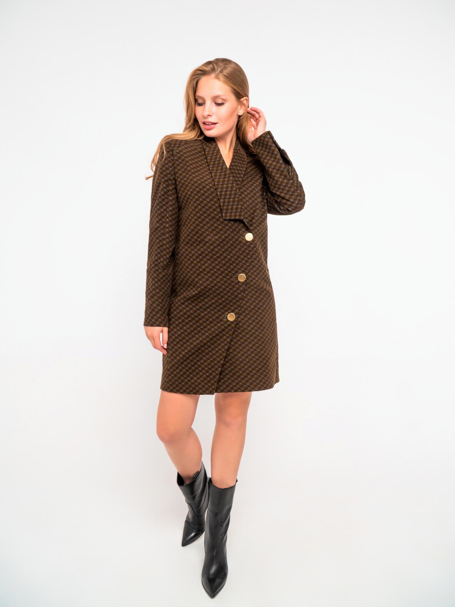 Платье-пиджак с застежкой по косой и дизайнерской шлицей на рукавах