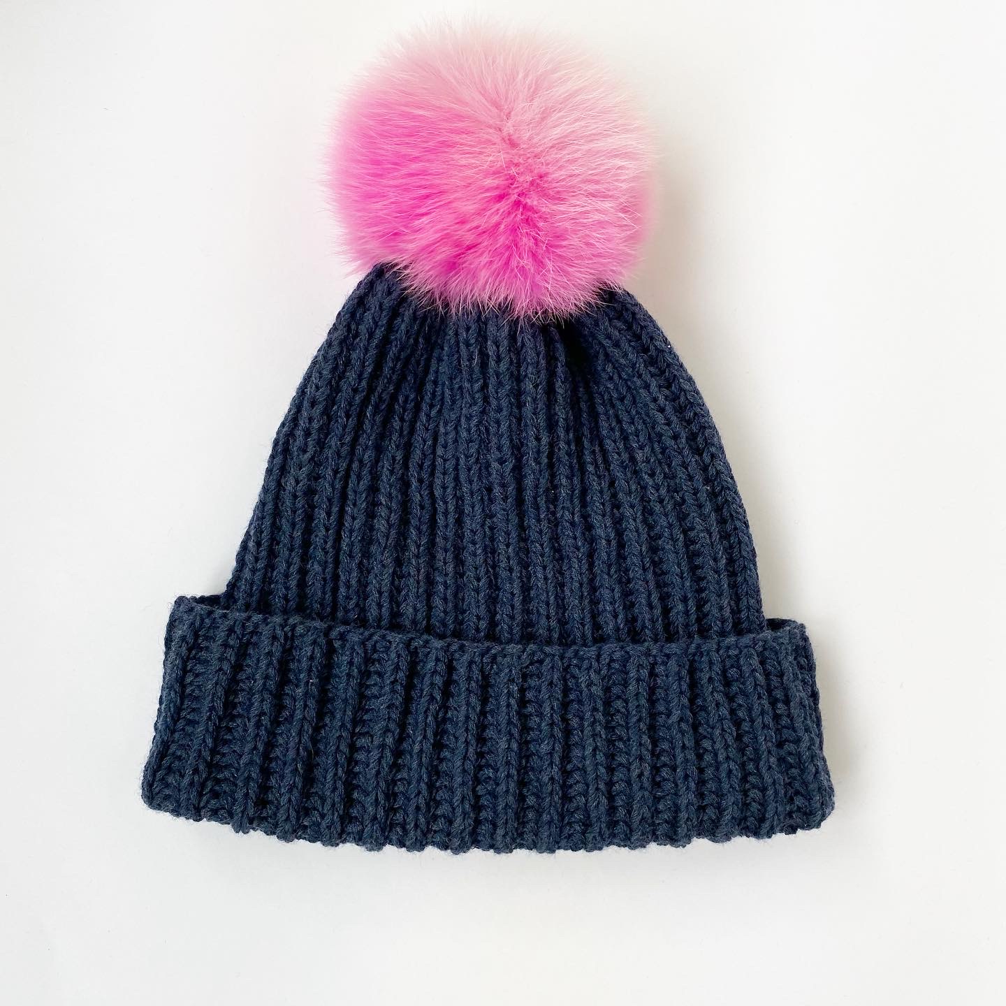 ШАПКА СИНЯЯ (NAVY) СО СЪЕМНЫМ ПОМПОНОМ
