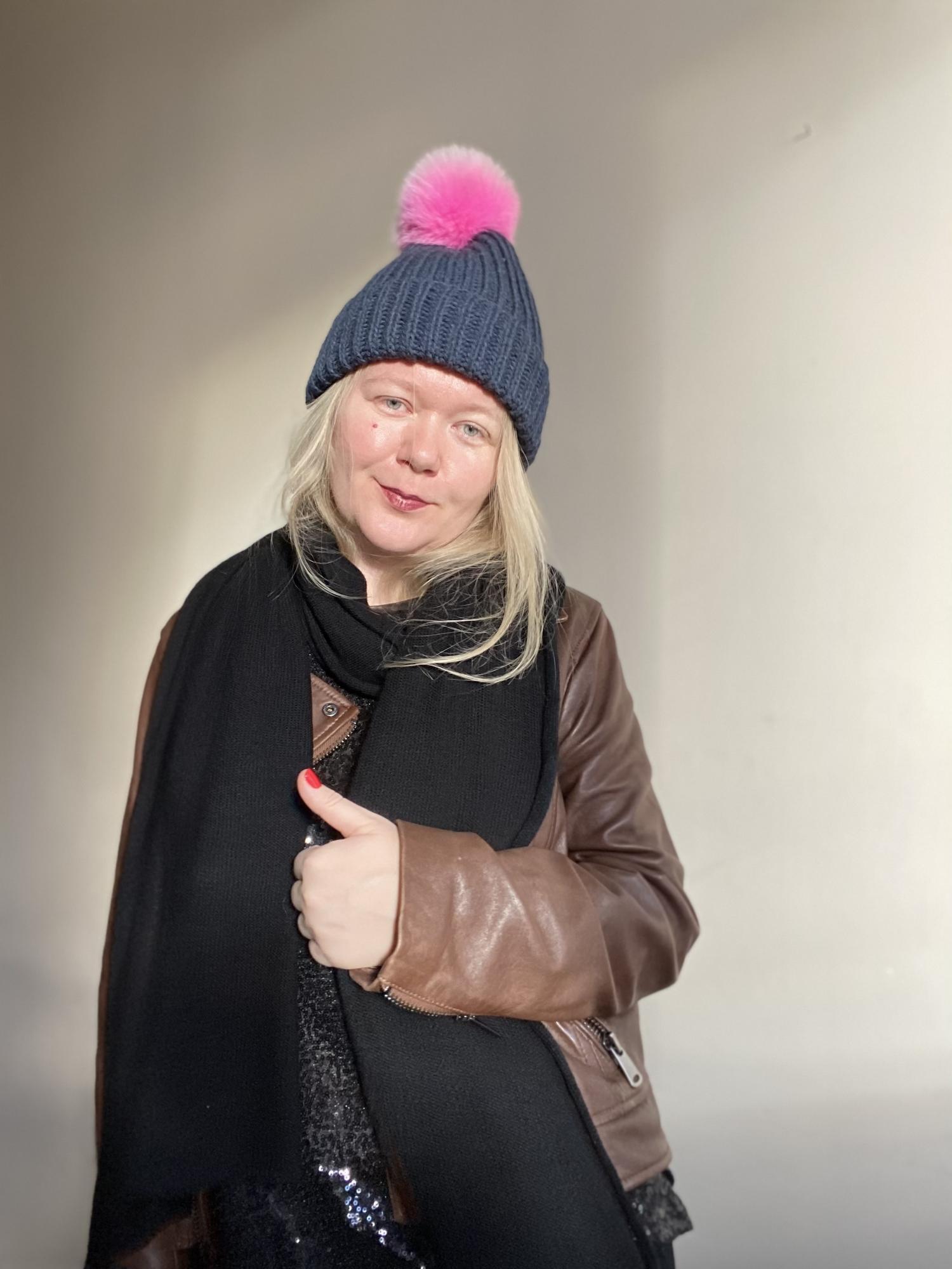 ШАПКА СИНЯЯ (NAVY) СО СЪЕМНЫМ ПОМПОНОМ