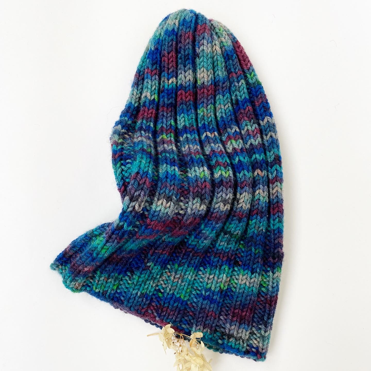 ШАПКА VIBES ИЗ ПРЯЖИ РУЧНОГО ОКРАШИВАНИЯ СО СЪЕМНЫМ ПОМПОНОМ