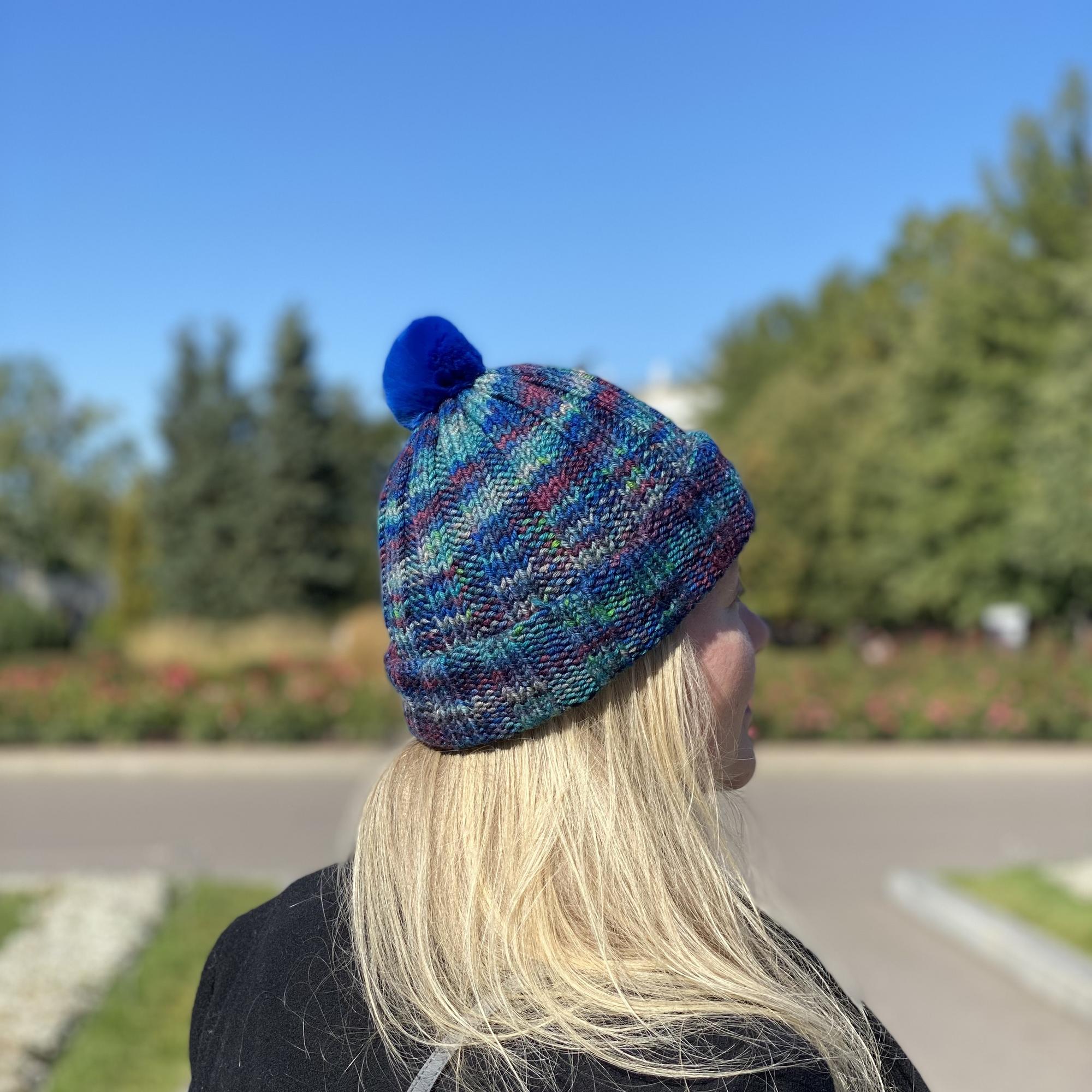 ШАПКА VIBES ИЗ ПРЯЖИ РУЧНОГО ОКРАШИВАНИЯ СО СЪЕМНЫМ ПОМПОНОМ