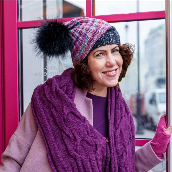 ШАПКА VIBES РОЗОВАЯ ИЗ ПРЯЖИ РУЧНОГО ОКРАШИВАНИЯ И КАШЕМИРА СО СЪЕМНЫМ ПОМПОНОМ