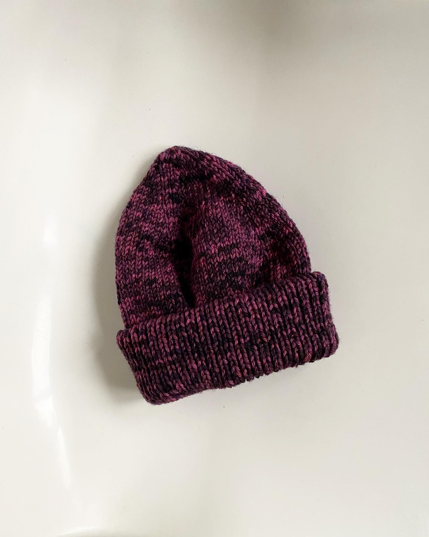 ШАПКА DEEP PURPLE ИЗ ПРЯЖИ РУЧНОГО ОКРАШИВАНИЯ