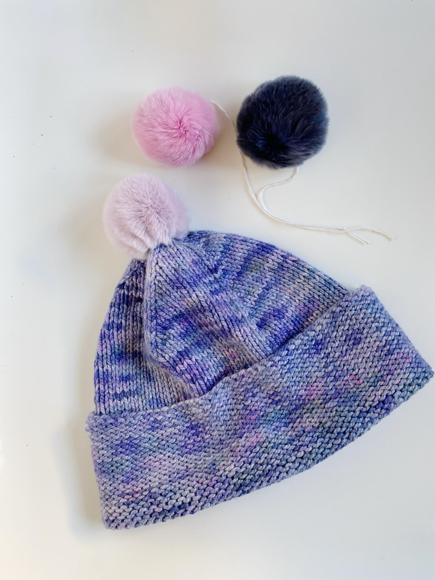 КАШЕМИРОВАЯ ШАПКА VIBES ЛИЛОВАЯ ИЗ ПРЯЖИ РУЧНОГО ОКРАШИВАНИЯ СО СЪЕМНЫМ ПОМПОНОМ