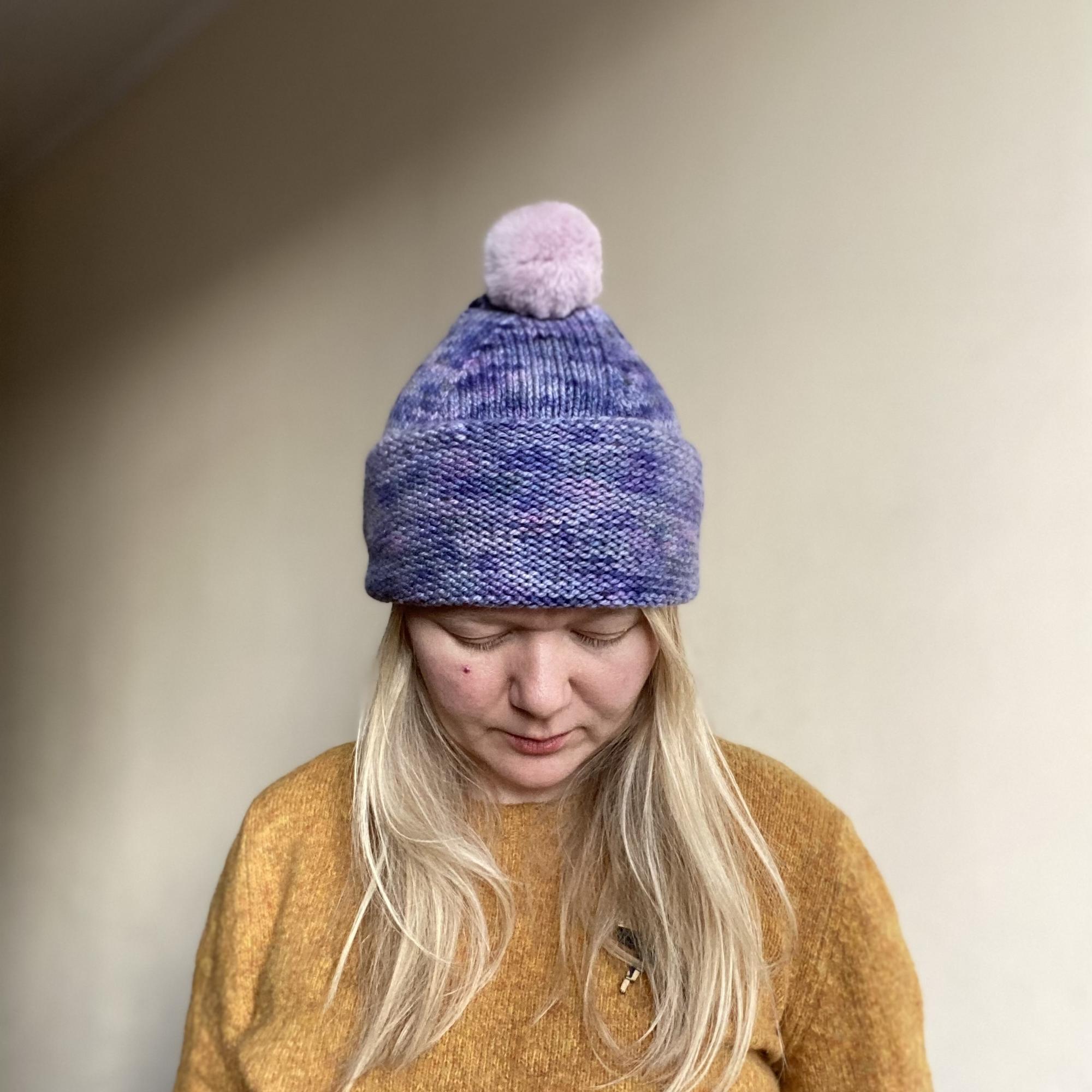 КАШЕМИРОВАЯ ШАПКА VIBES ЛИЛОВАЯ ИЗ ПРЯЖИ РУЧНОГО ОКРАШИВАНИЯ СО СЪЕМНЫМ ПОМПОНОМ