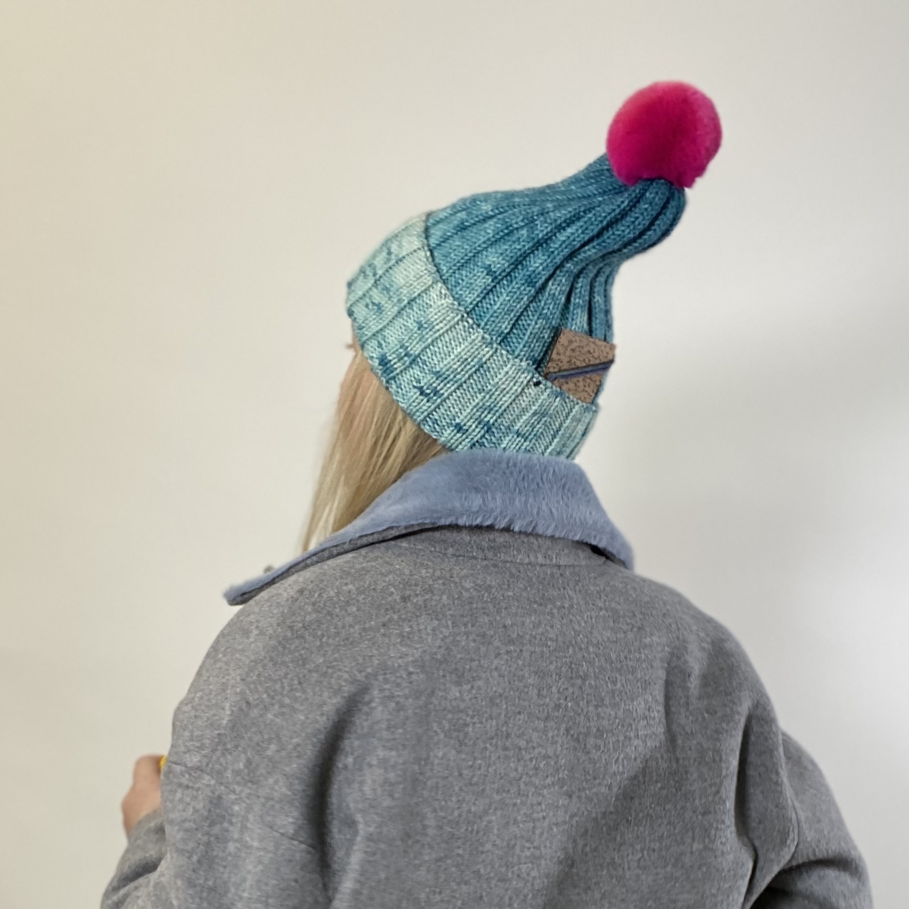 ШАПКА ГРАДУС ЦВЕТА ГОЛУБАЯ ИЗ ПРЯЖИ РУЧНОГО ОКРАШИВАНИЯ СО СЪЕМНЫМ ПОМПОНОМ