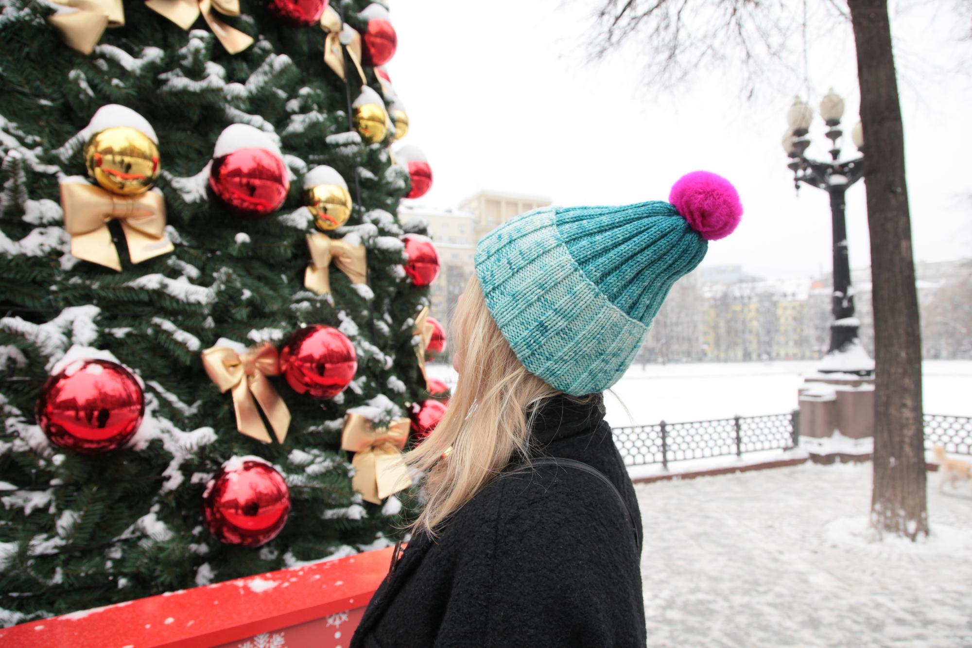 ШАПКА ГРАДУС ЦВЕТА ГОЛУБАЯ ИЗ ПРЯЖИ РУЧНОГО ОКРАШИВАНИЯ СО СЪЕМНЫМ ПОМПОНОМ