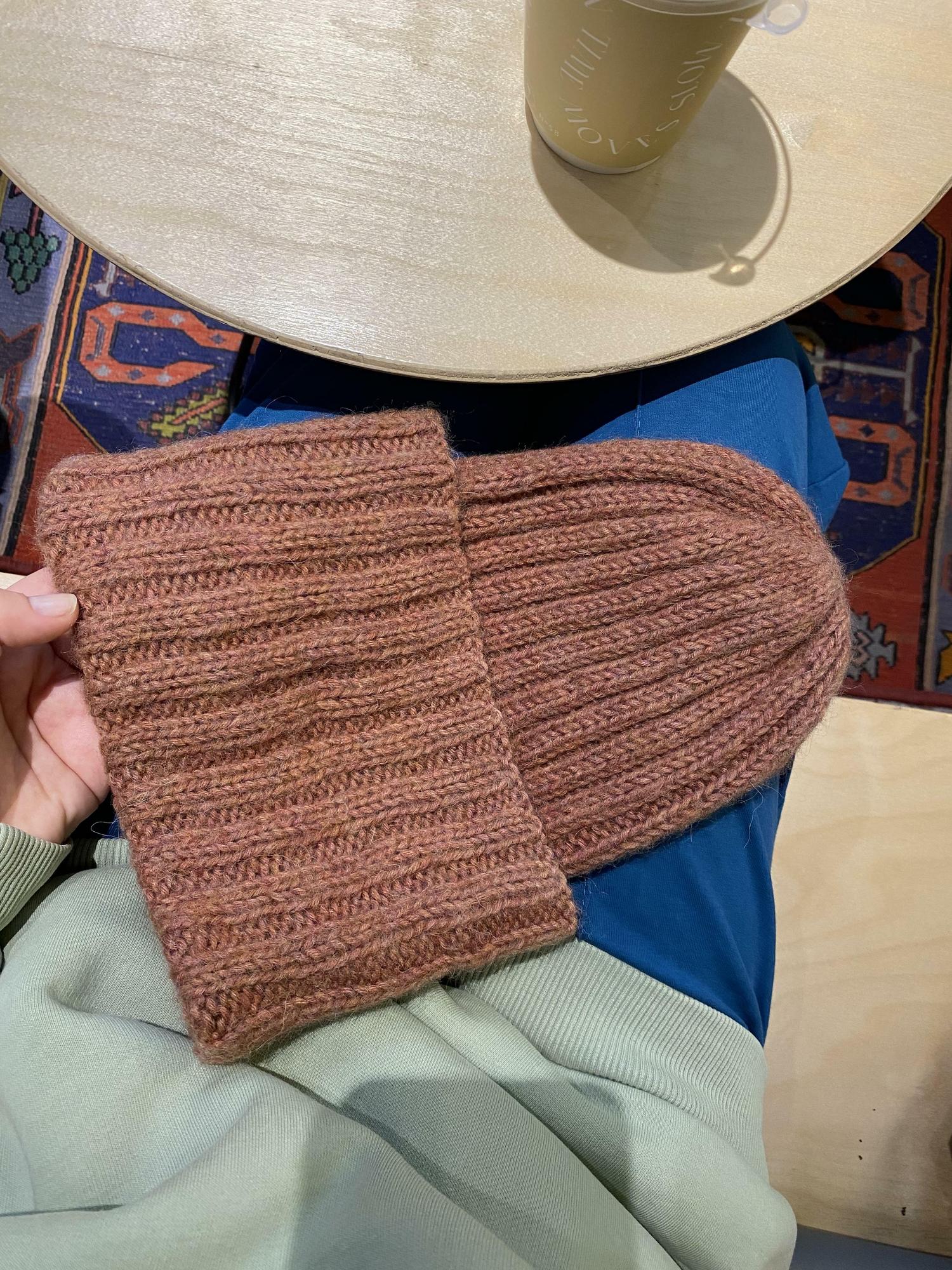 ШАПКА ПУДРОВЫЙ КОРАЛЛ ИЗ СУРИ АЛЬПАКИ, СУПЕРКИДМОХЕРА И МЕРИНОСА С ОТВОРОТОМ