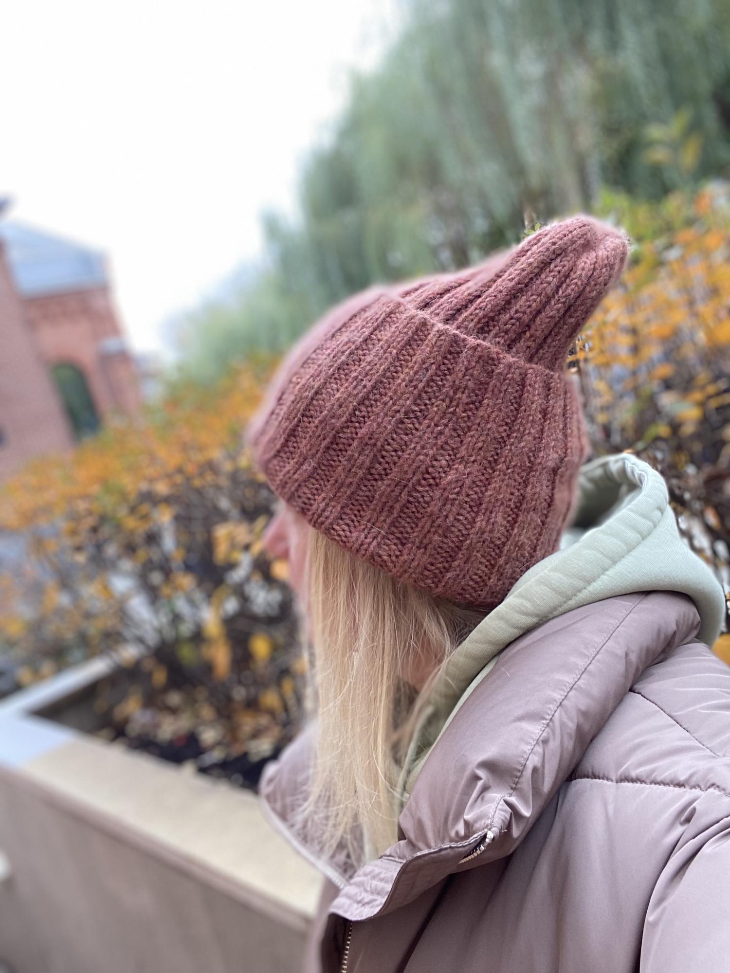 ШАПКА ПУДРОВЫЙ КОРАЛЛ ИЗ СУРИ АЛЬПАКИ, СУПЕРКИДМОХЕРА И МЕРИНОСА С ОТВОРОТОМ