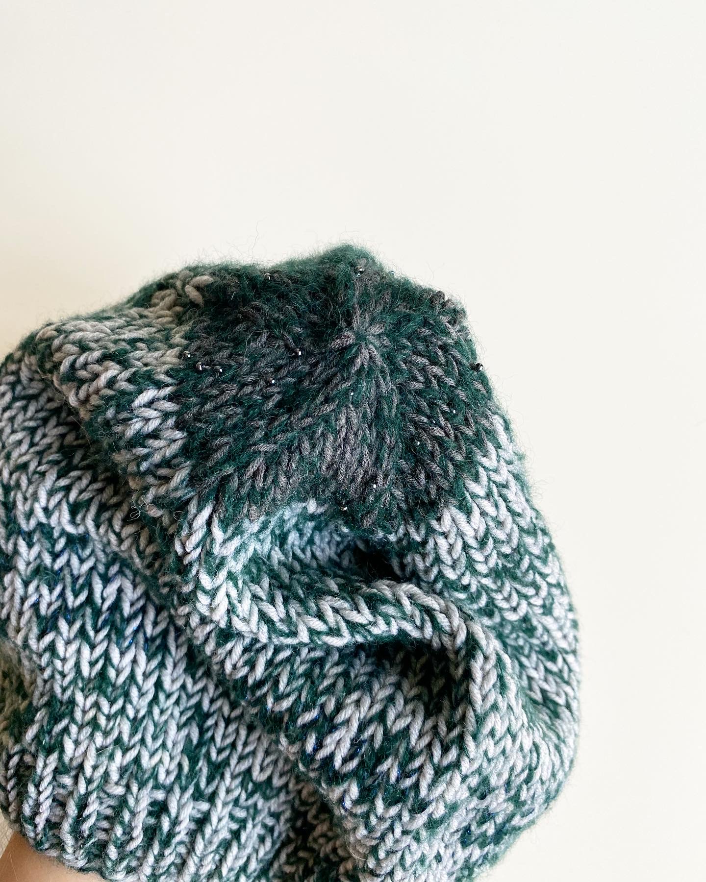 ГОЛОВНОЙ УБОР ТЕАТРАЛЬНЫЙ С МУРАНСКИМ БИСЕРОМ ИЗ АЛЬПАКИ, ШЕЛКА И МЕРИНОСА