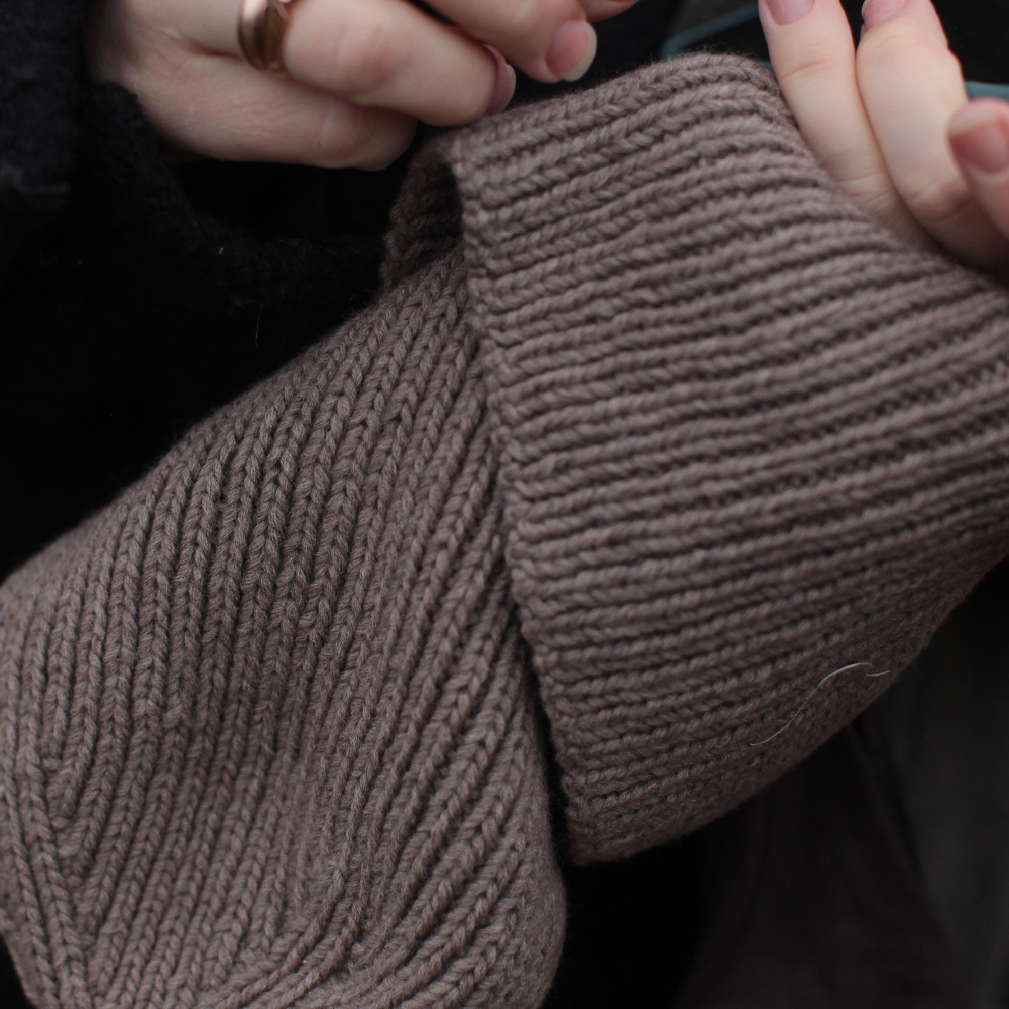 ШАПКА С ОТВОРОТОМ СЕРО-БЕЖЕВАЯ URBAN BASICS ИЗ МЕРИНОСА