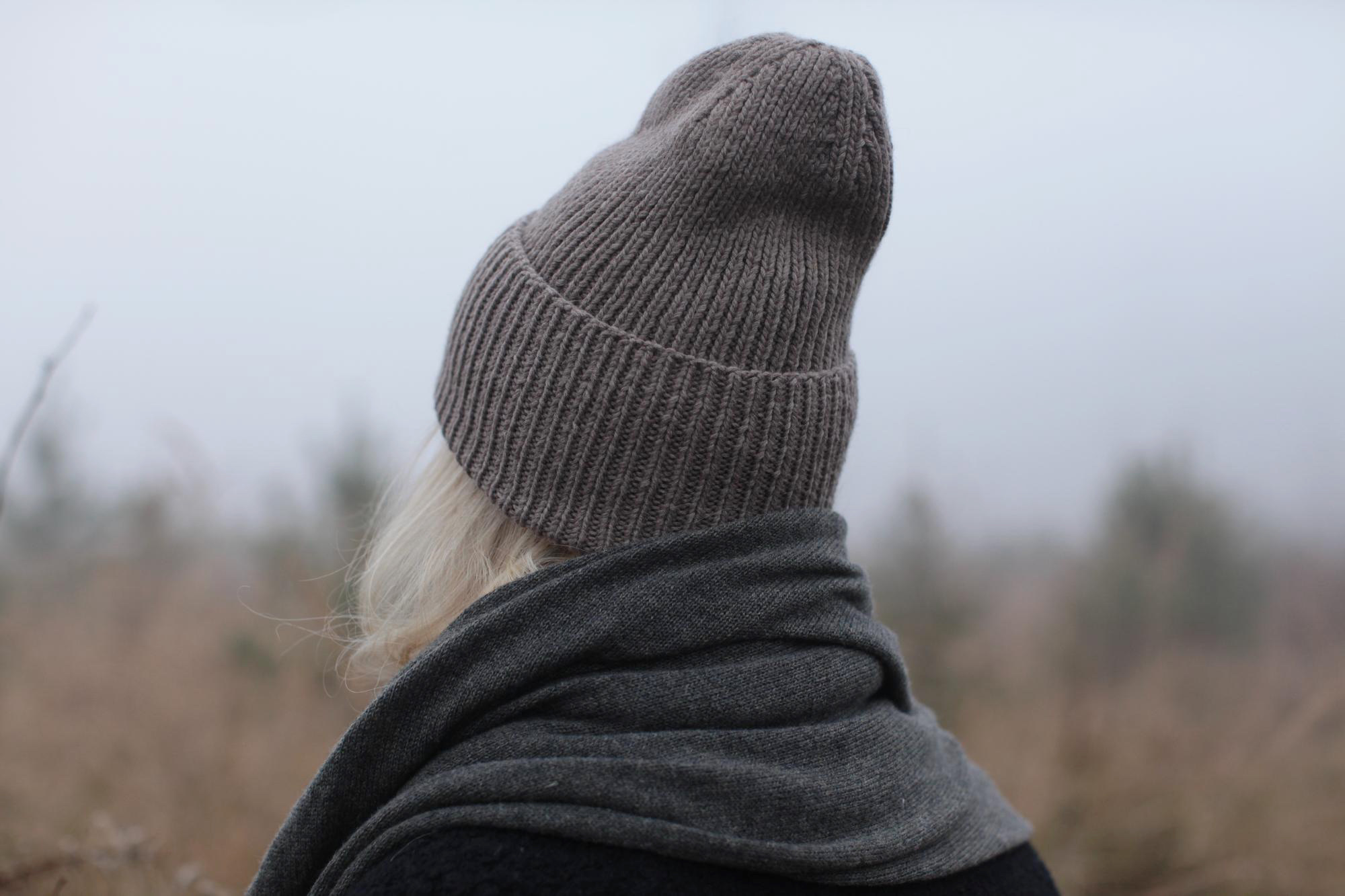 ШАПКА С ОТВОРОТОМ СЕРО-БЕЖЕВАЯ URBAN BASICS ИЗ МЕРИНОСА