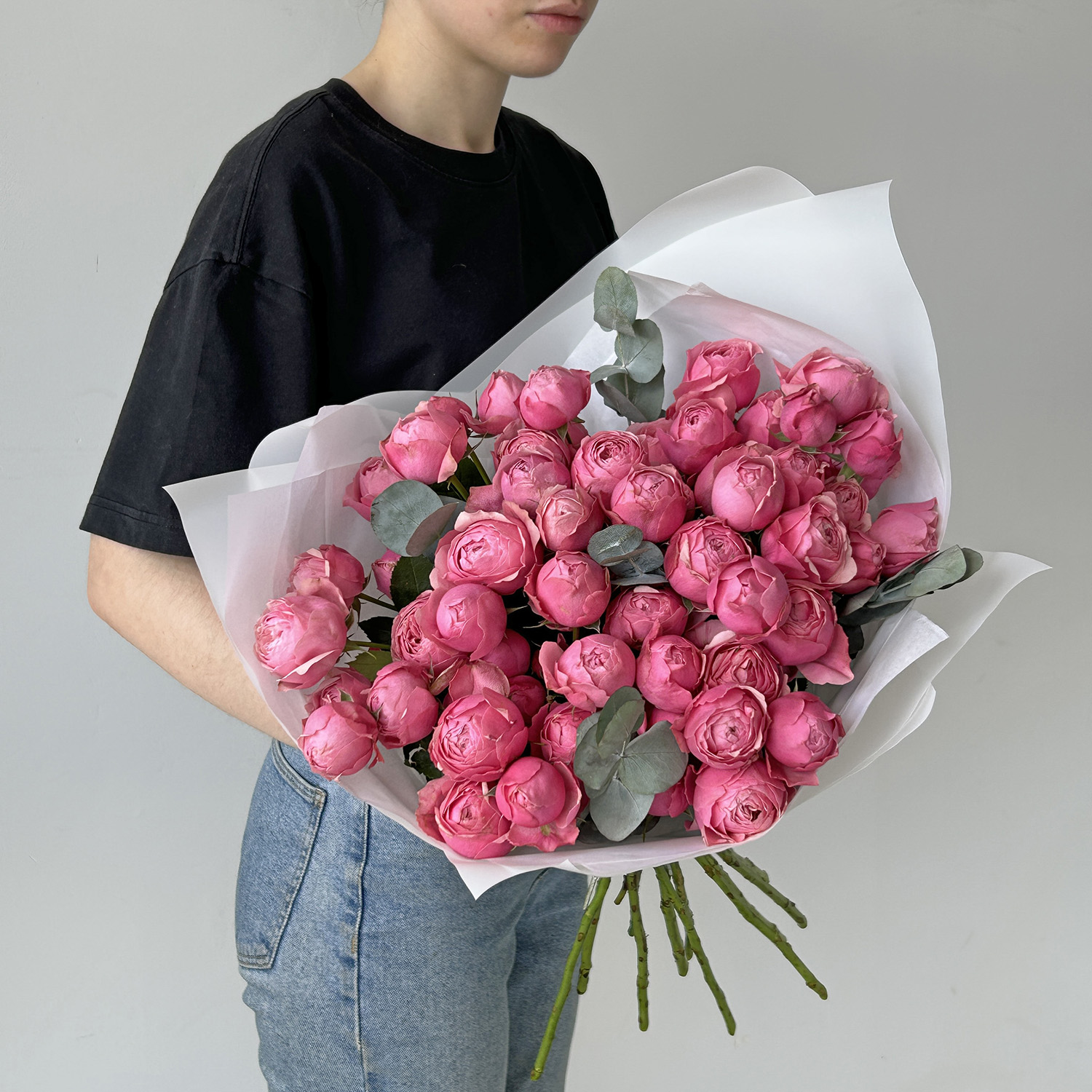 Ягодные кустовые розы с эвкалиптом