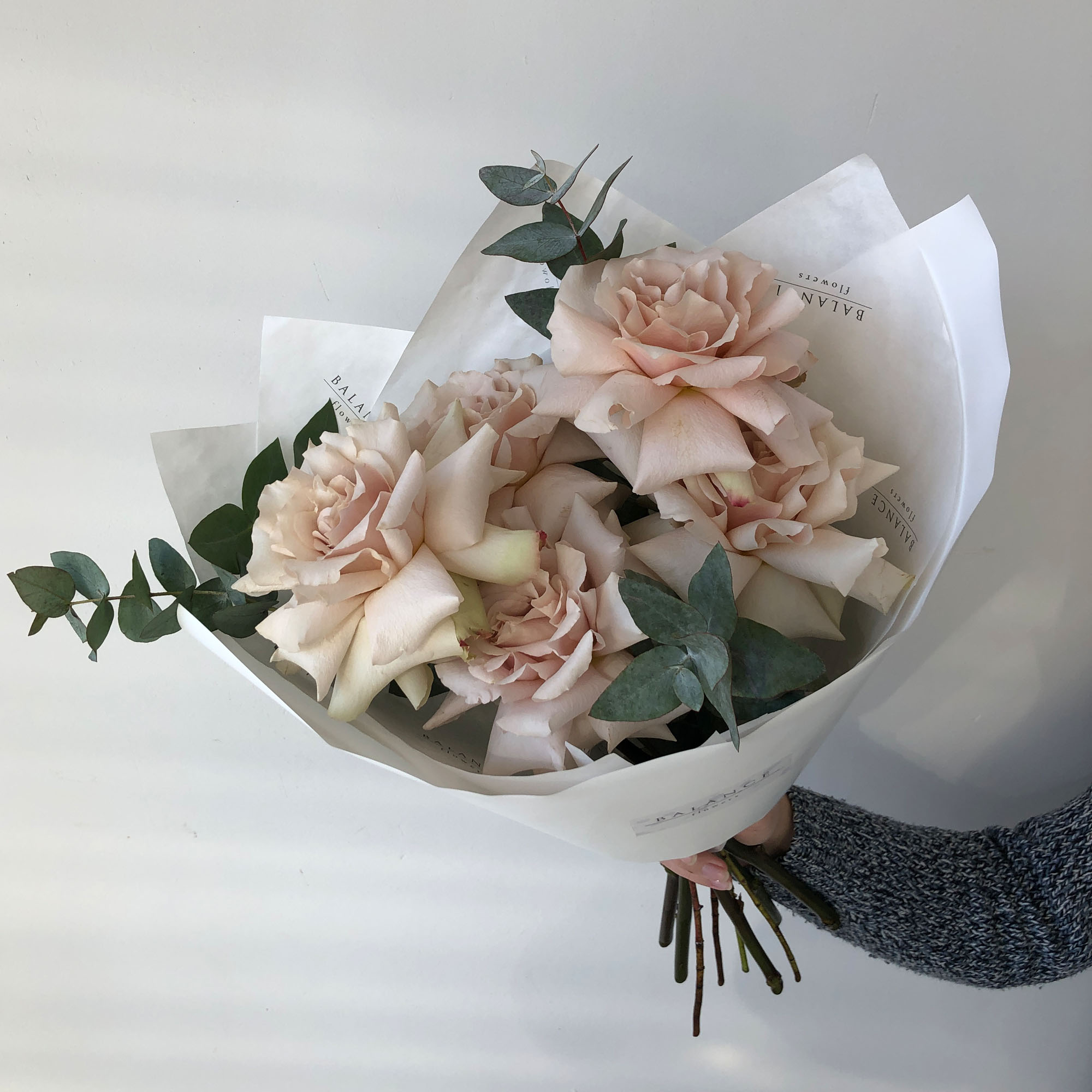 Букет кружевных роз с эвкалиптом