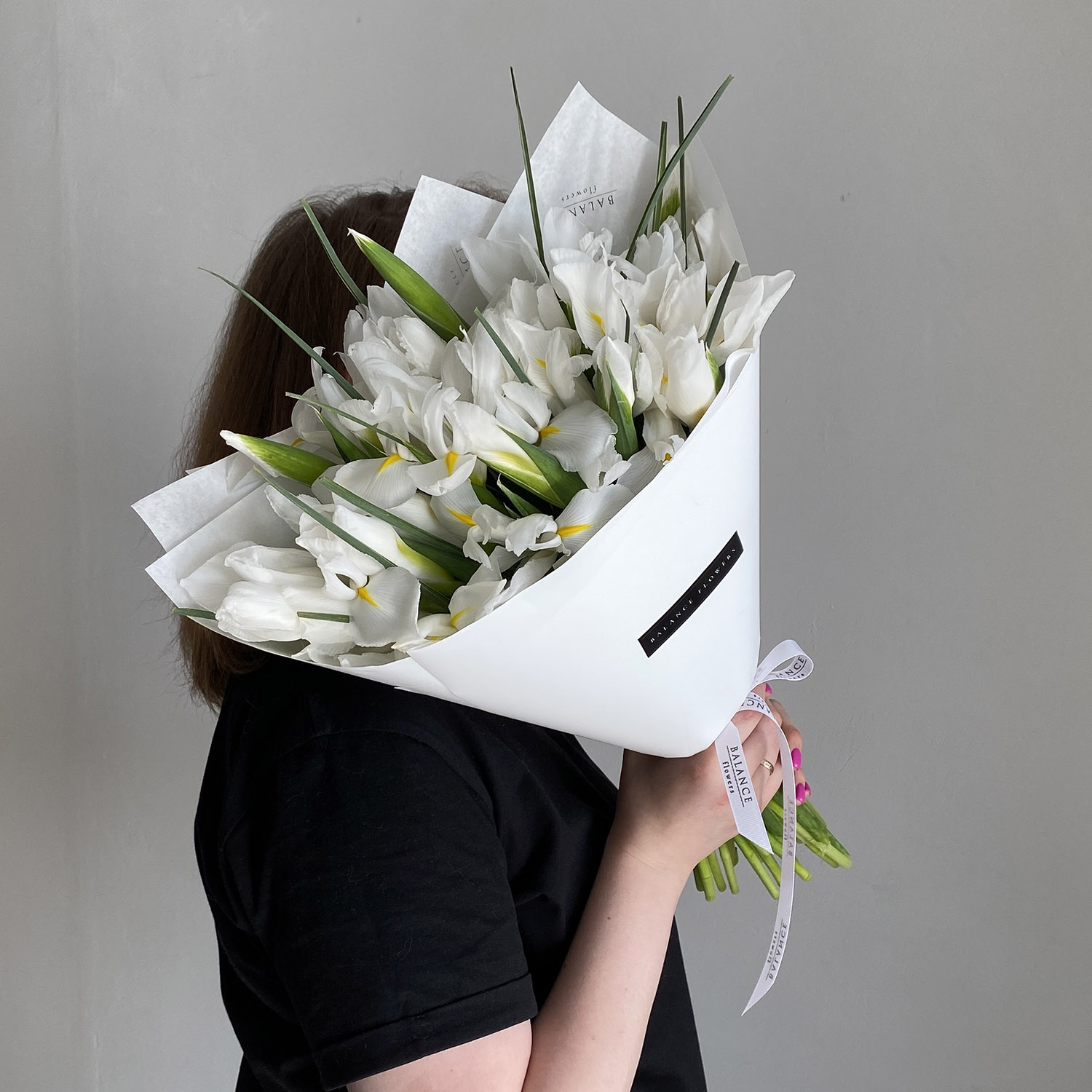 Букет 25 белых ирисов