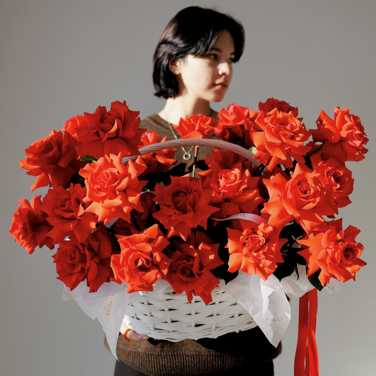 Корзина алых кружевных роз