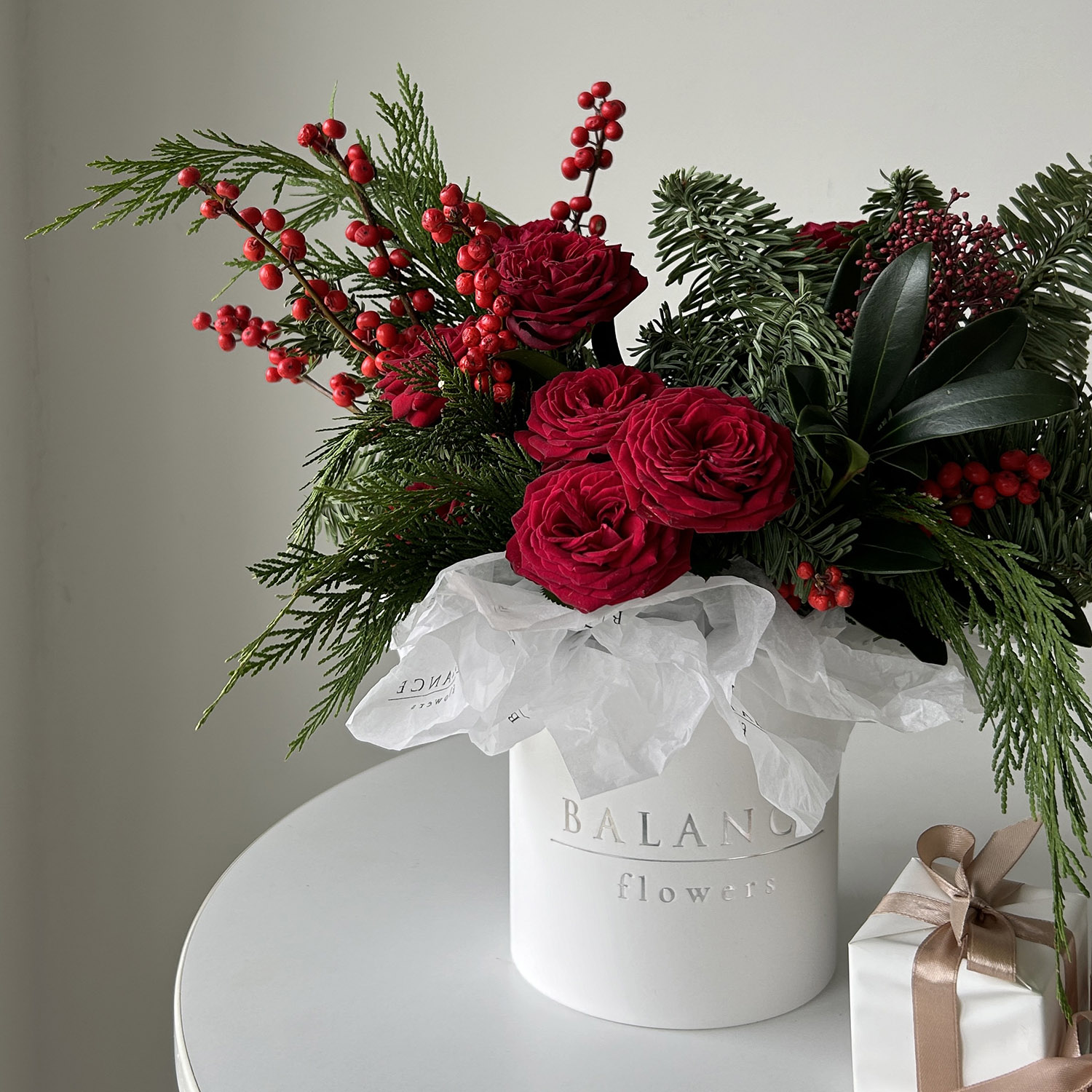 Хвойная композиция с винными акцентами