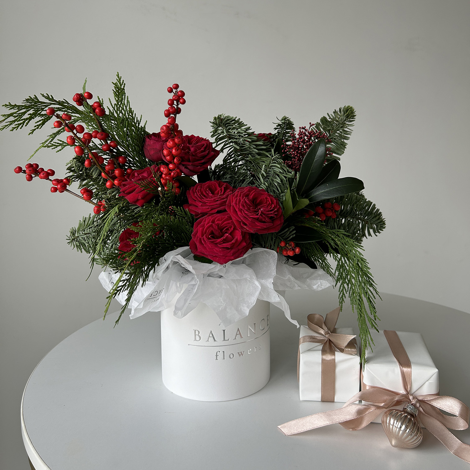 Хвойная композиция с винными акцентами